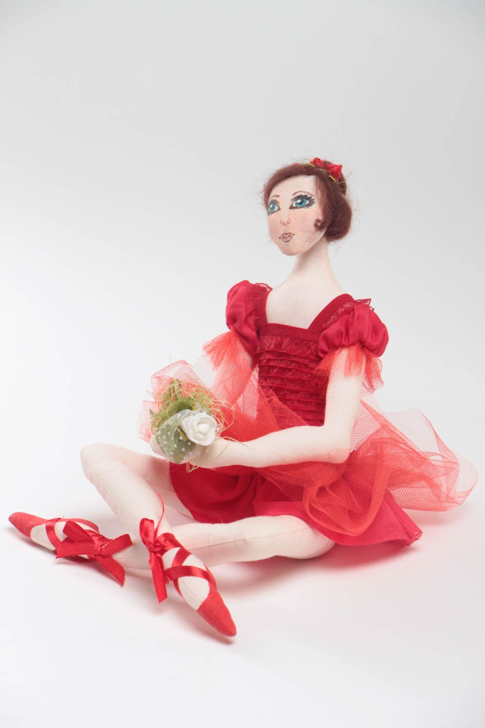 Bambola in stoffa fatta a mano ballerina bella in vestito rosso da decorazione

 foto 2