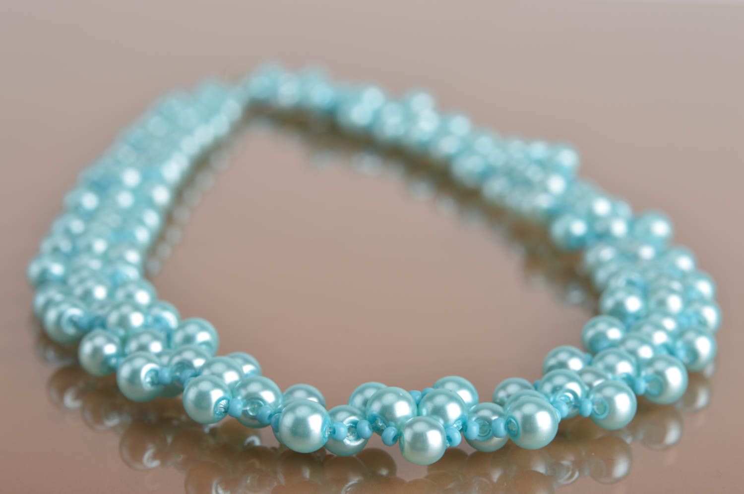 Collier en perles de rocailles et fausses perles bleu clair fait main de design photo 4