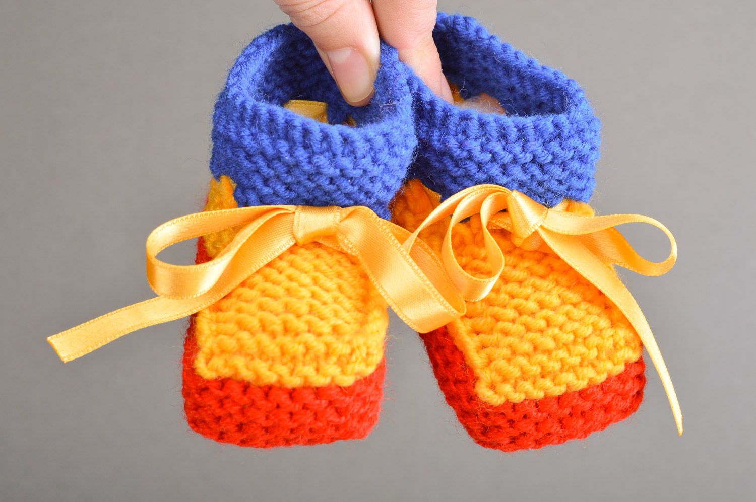 Handmade baby booties crocheted of three-colored threads with satin bow photo 3