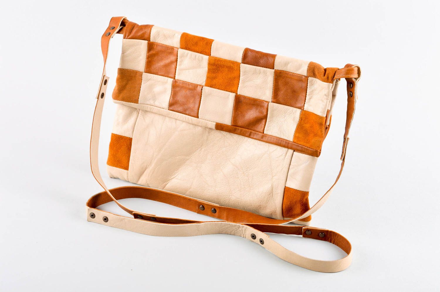 Сумка ручной работы сумка через плечо кожаная сумка бело коричневая в квадратик фото 2