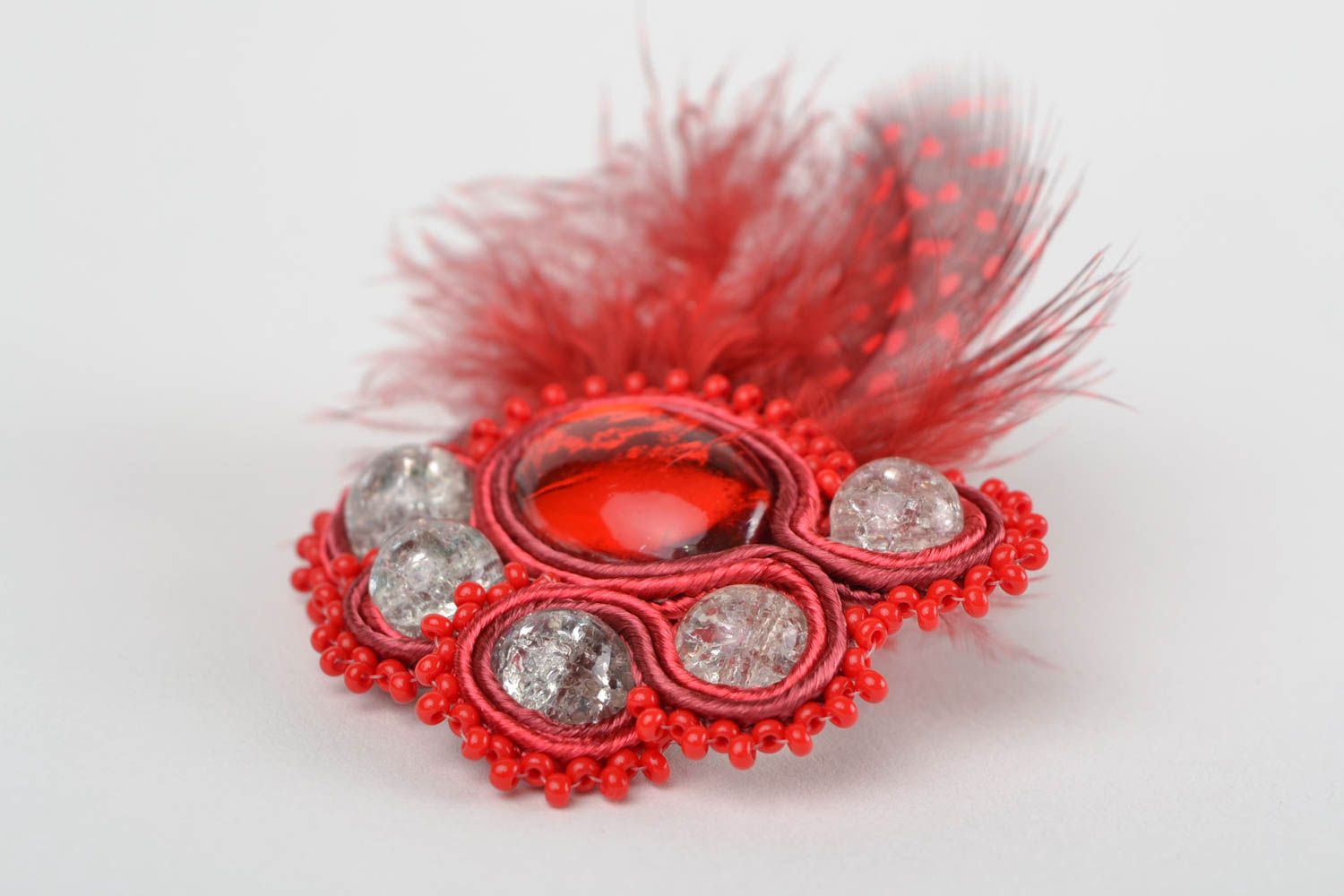 Broche soutache avec perles en verre et plumes faite main rouge en cuir  photo 4