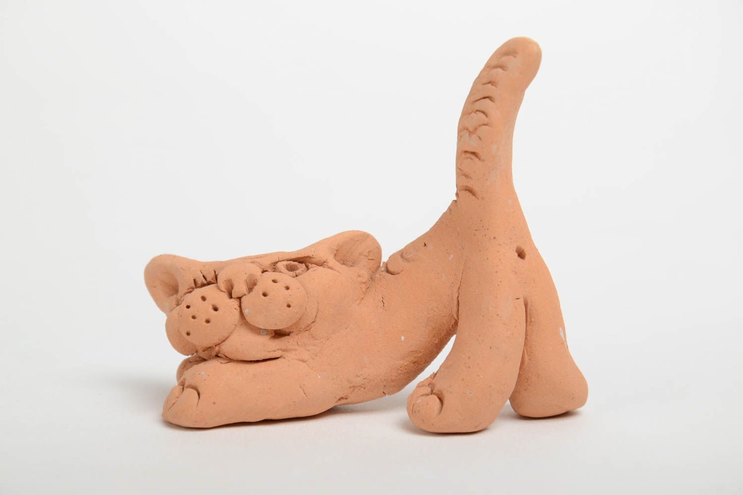 Figurine en céramique en forme de chat enjoué faite main décoration de créateur photo 2