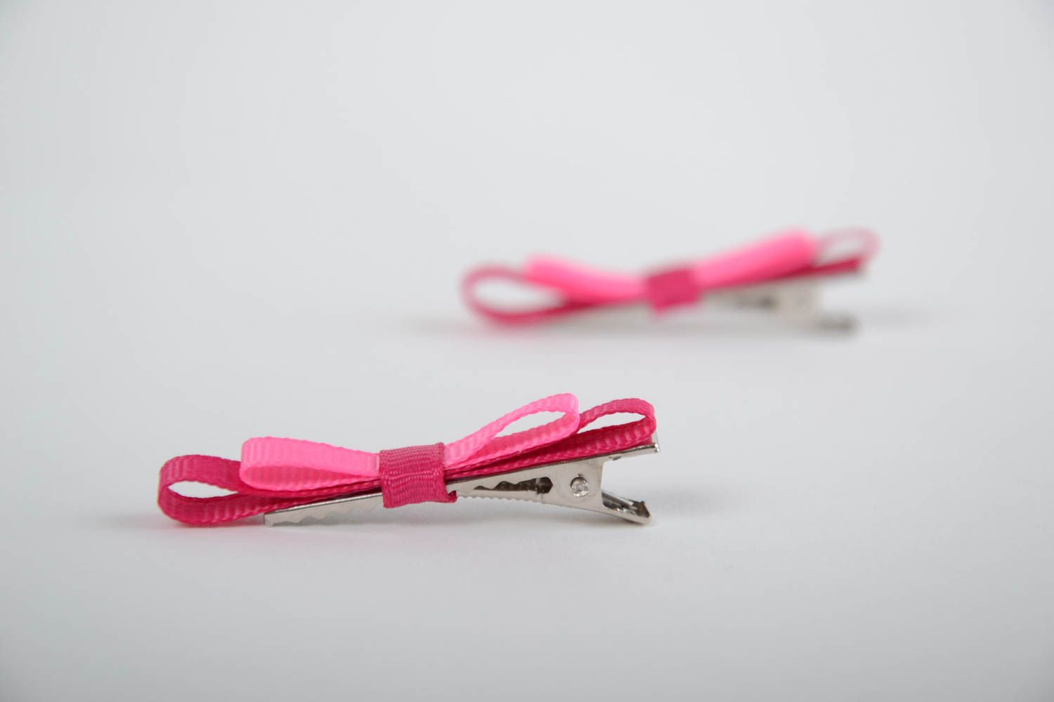Conjunto de 2 broches para el pelo con lazos rosados de cintas artesanales  foto 3