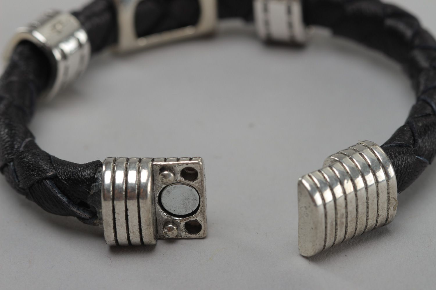 Bracelet fait main noir de vrai cuir unisexe avec pendeloque métallique photo 4