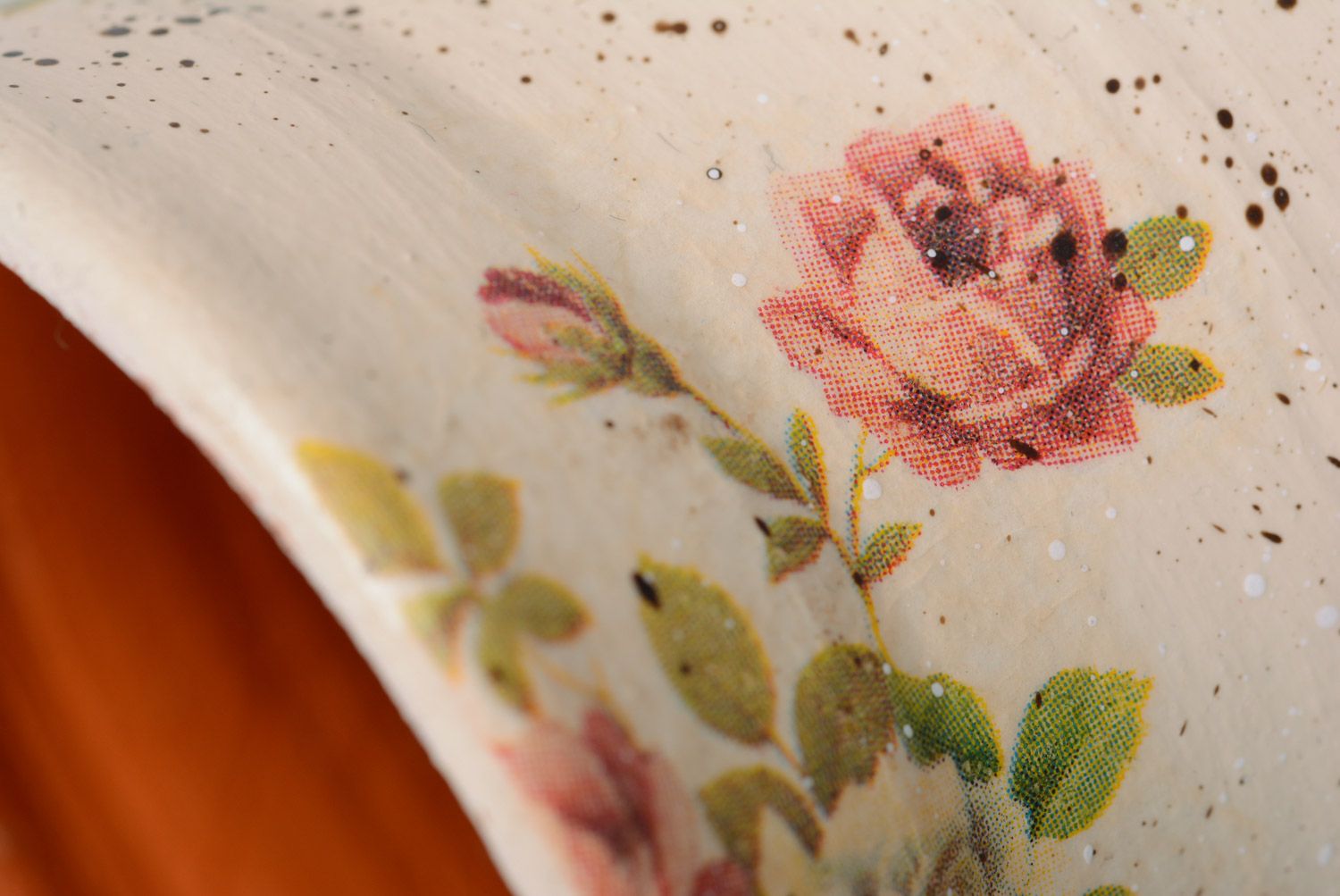 Cruche en argile faite main originale claire avec ornement vintage des roses photo 4