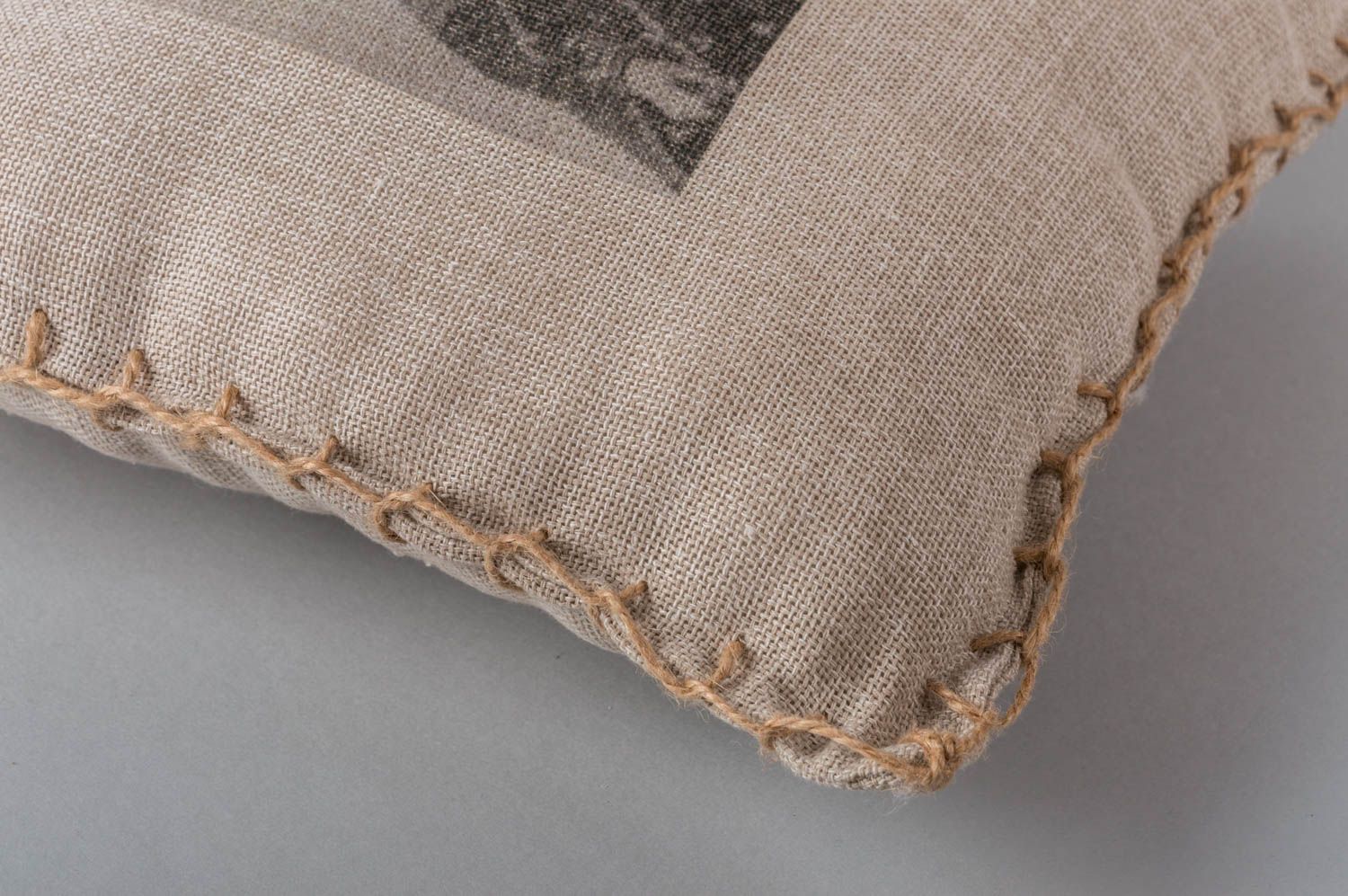 Мягкая диванная подушка из ткани с принтом ручной работы авторская красивая фото 5