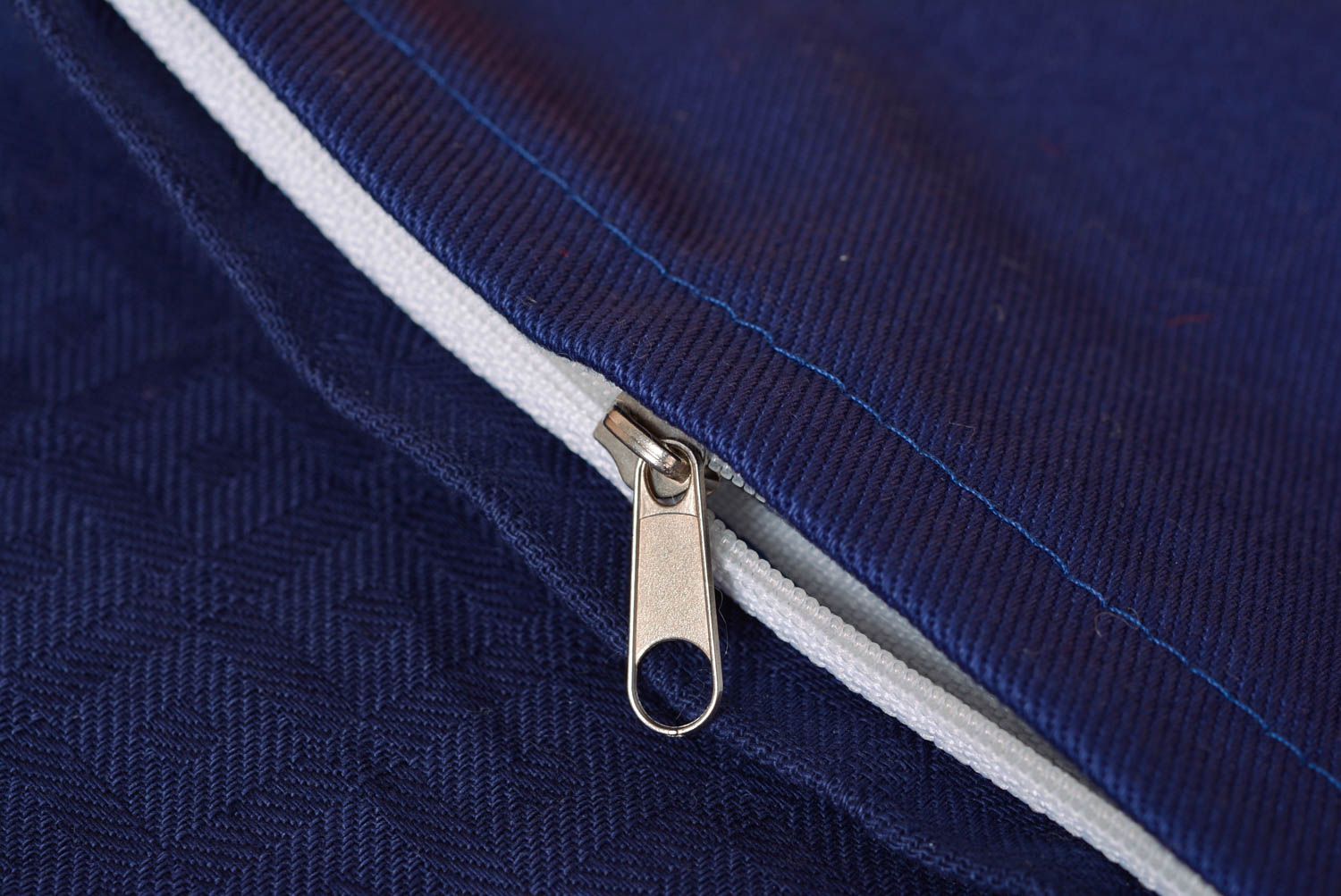 Bestickter Kissenbezug aus Stoff in Blau schön handgeschaffen für Interieur toll foto 4