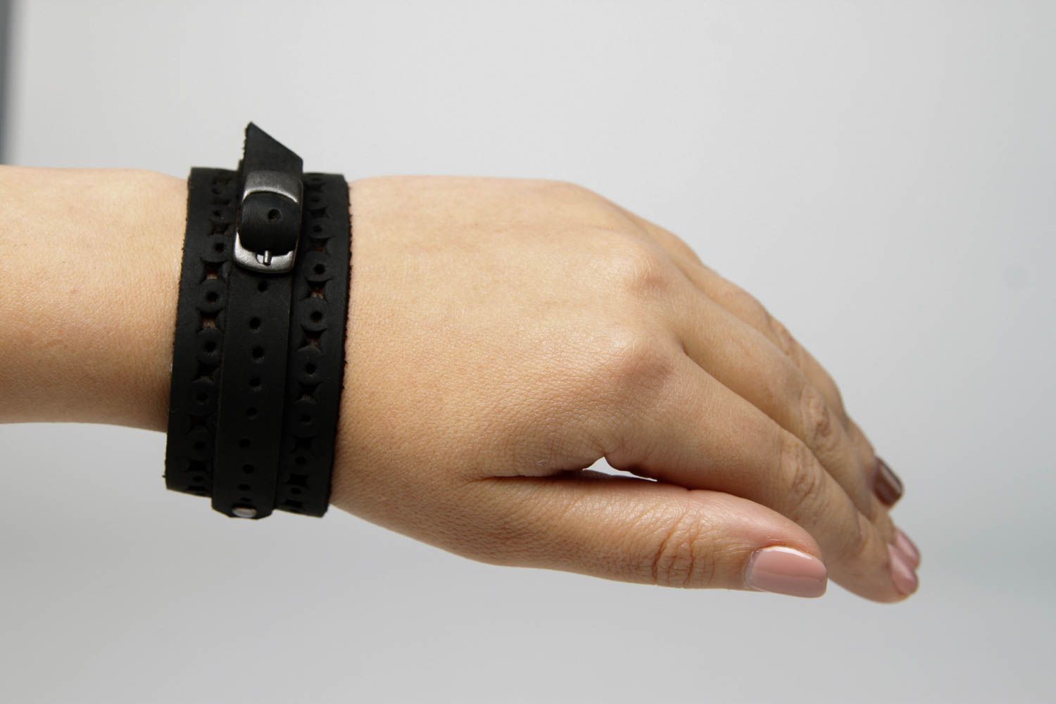 Bracelet cuir Bijou fait main large noir design Accessoire en cuir original photo 2