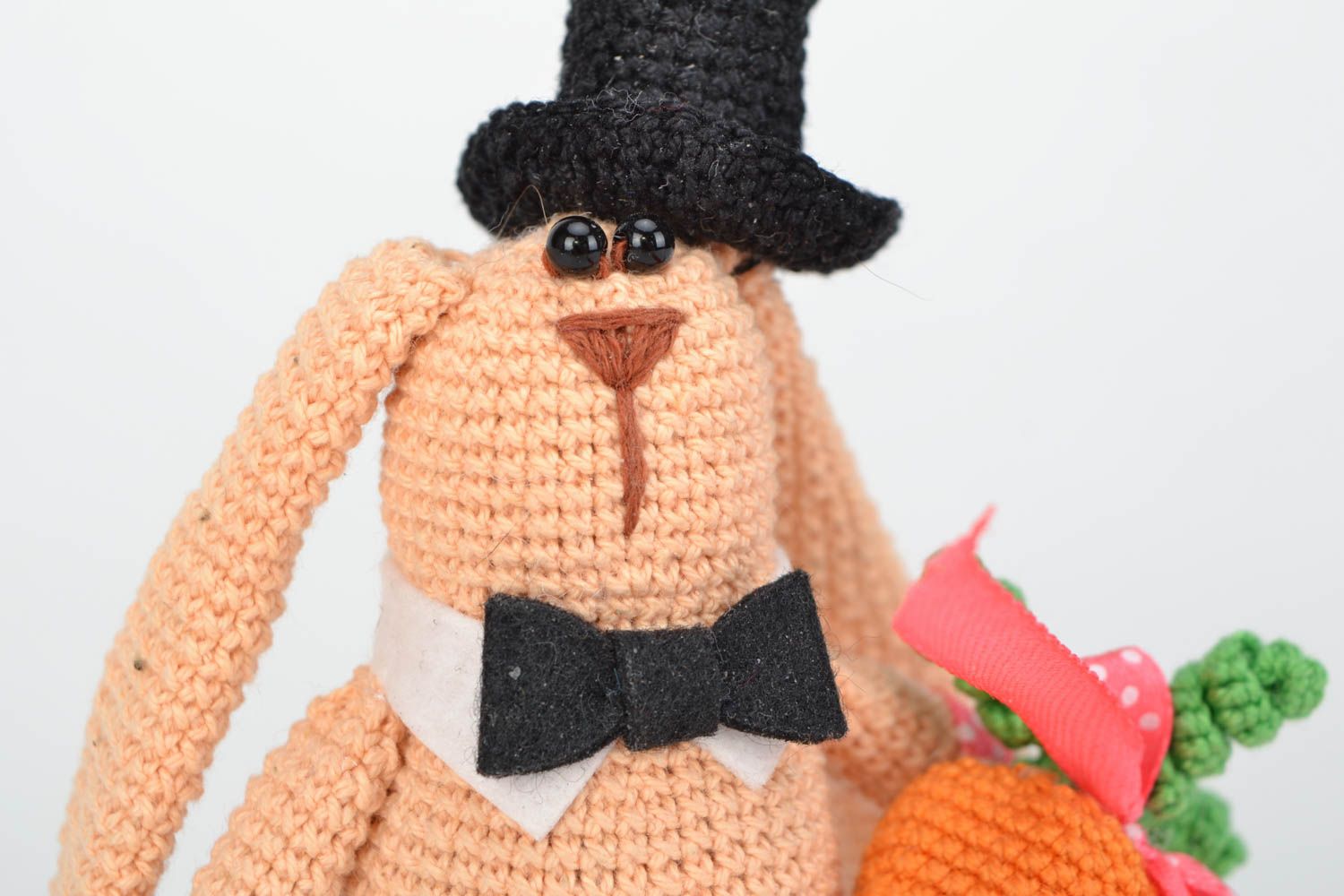 Petite peluche tricotée au crochet faite main Lapin gentleman avec carotte photo 4