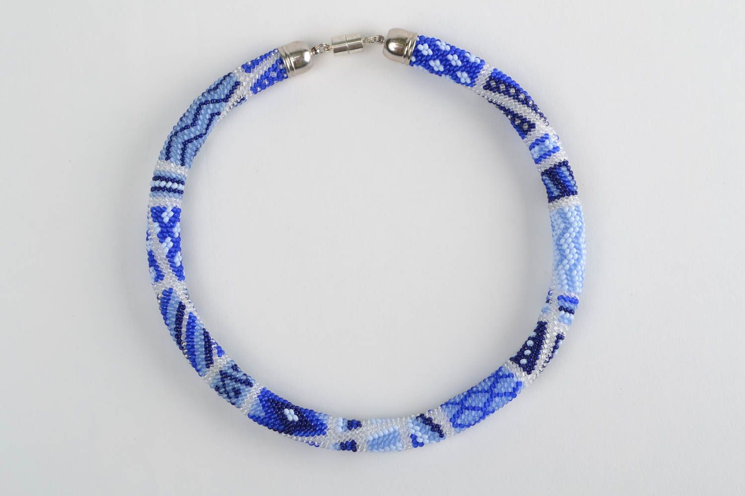 Collar de abalorios tejido a ganchillo artesanal original azul para mujer  foto 4