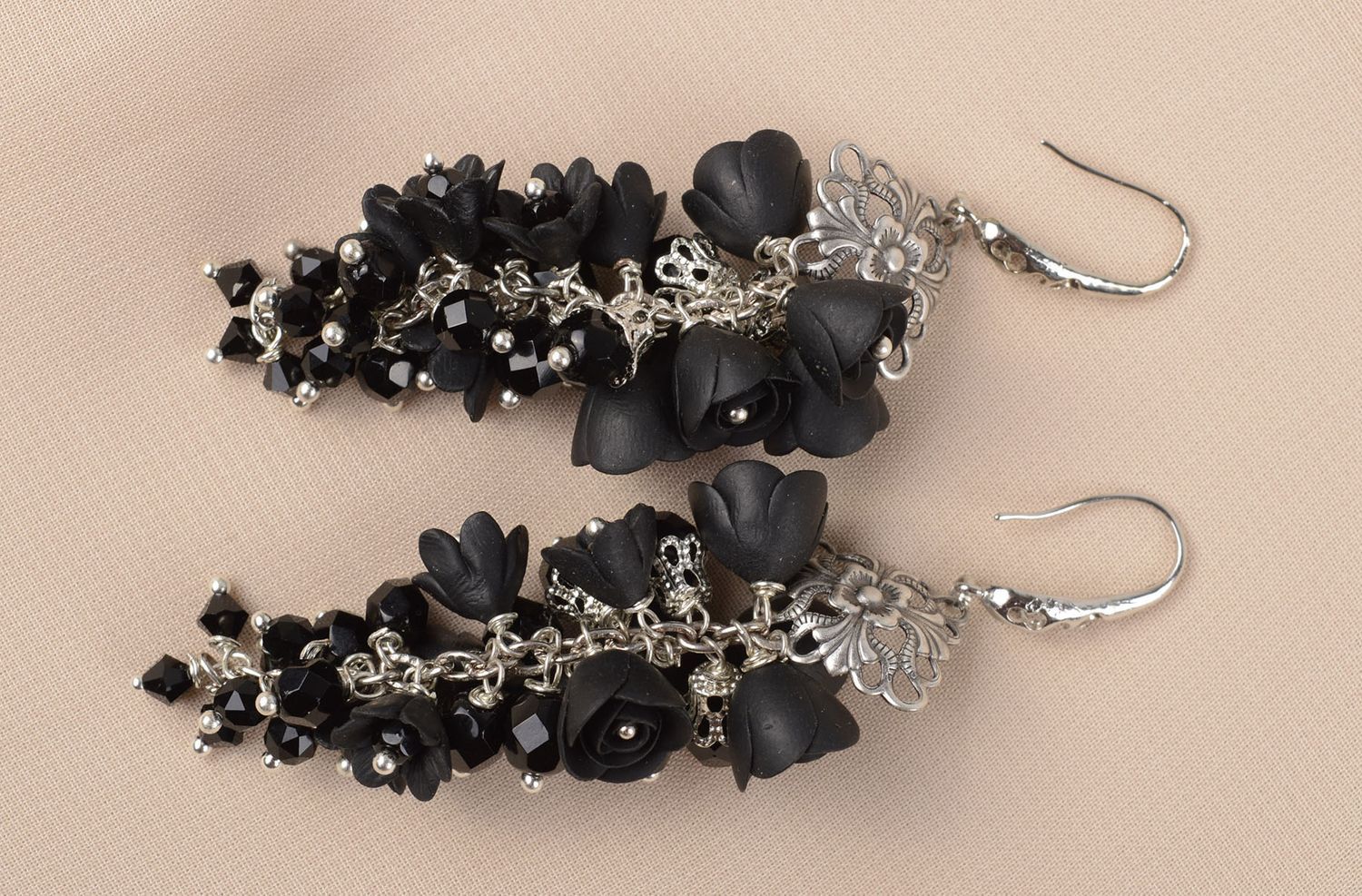 Handmade schwarze Blumen Ohrringe elegant Polymer Schmuck Accessoire für Frauen  foto 1