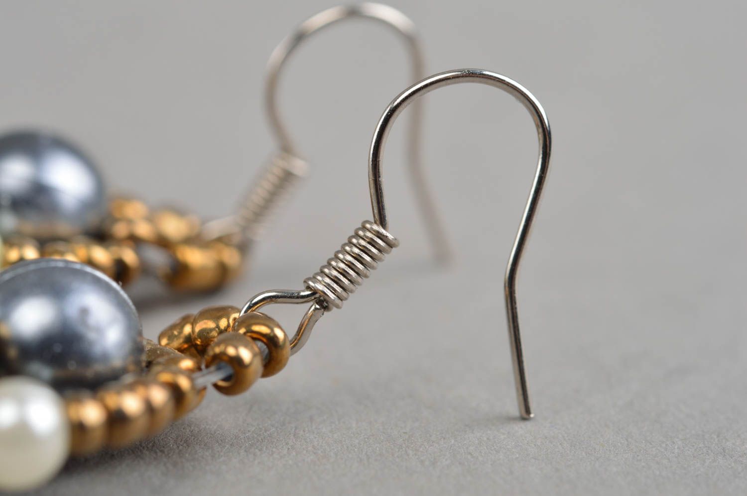 Originelle lange Ohrringe aus Rocailles und Glasperlen handmade grau golden foto 3
