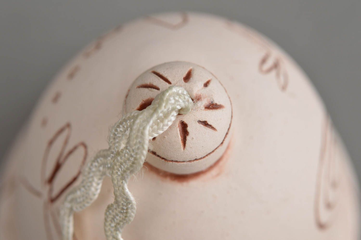 Cloche en céramique blanche peinte à suspendre décorative faite main à motif photo 4