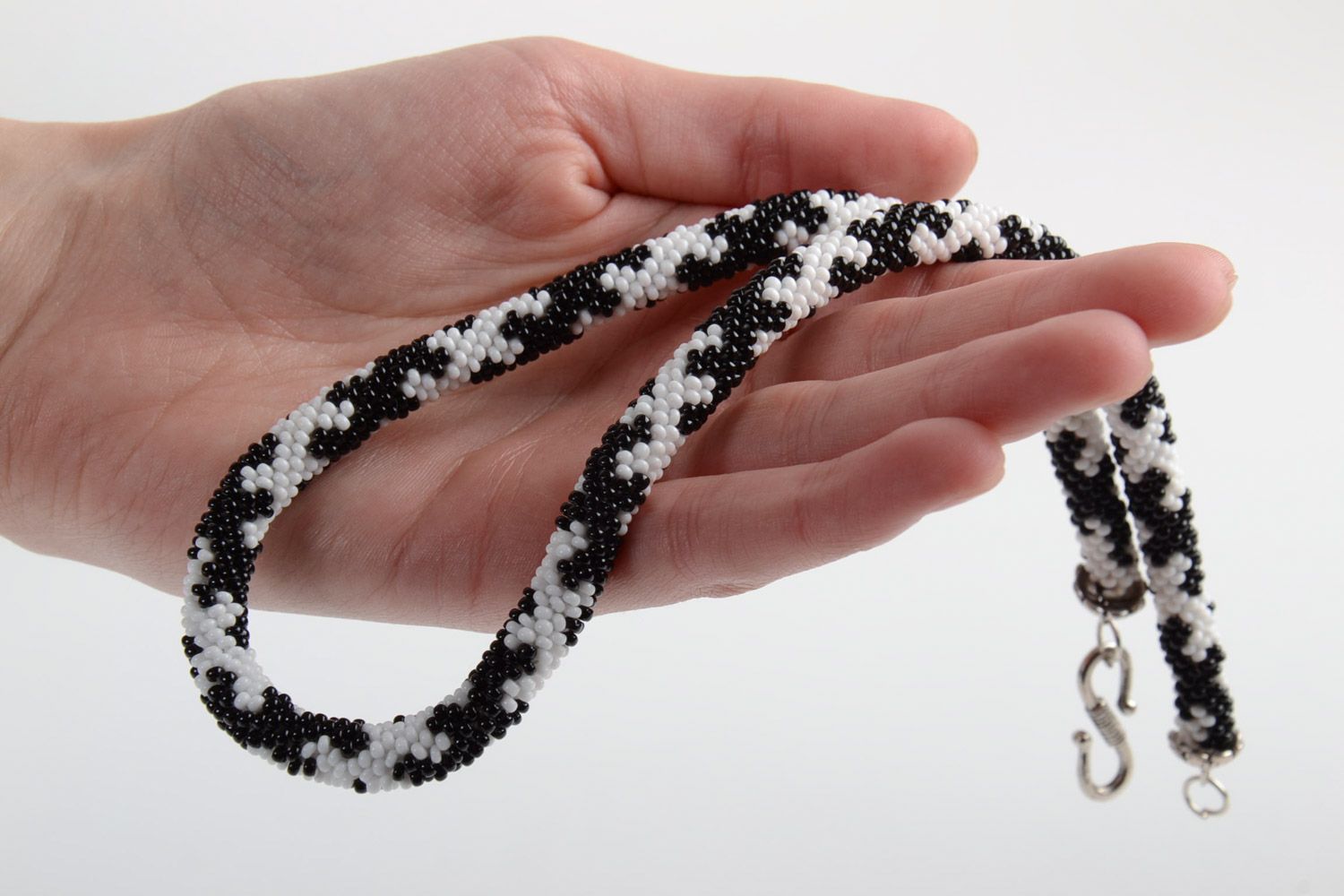 Collier crocheté en perles de rocailles blanc-noir de taille moyenne fait main photo 5