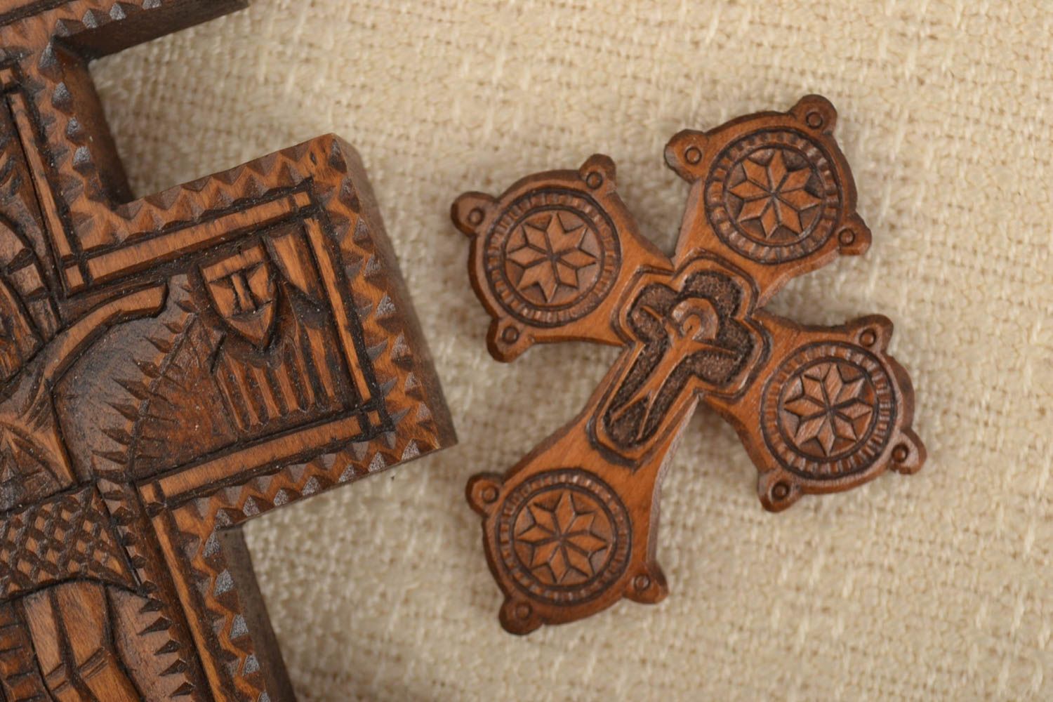 Pendentif croix fait main Bijou ethnique en bois Accessoire femme original photo 1