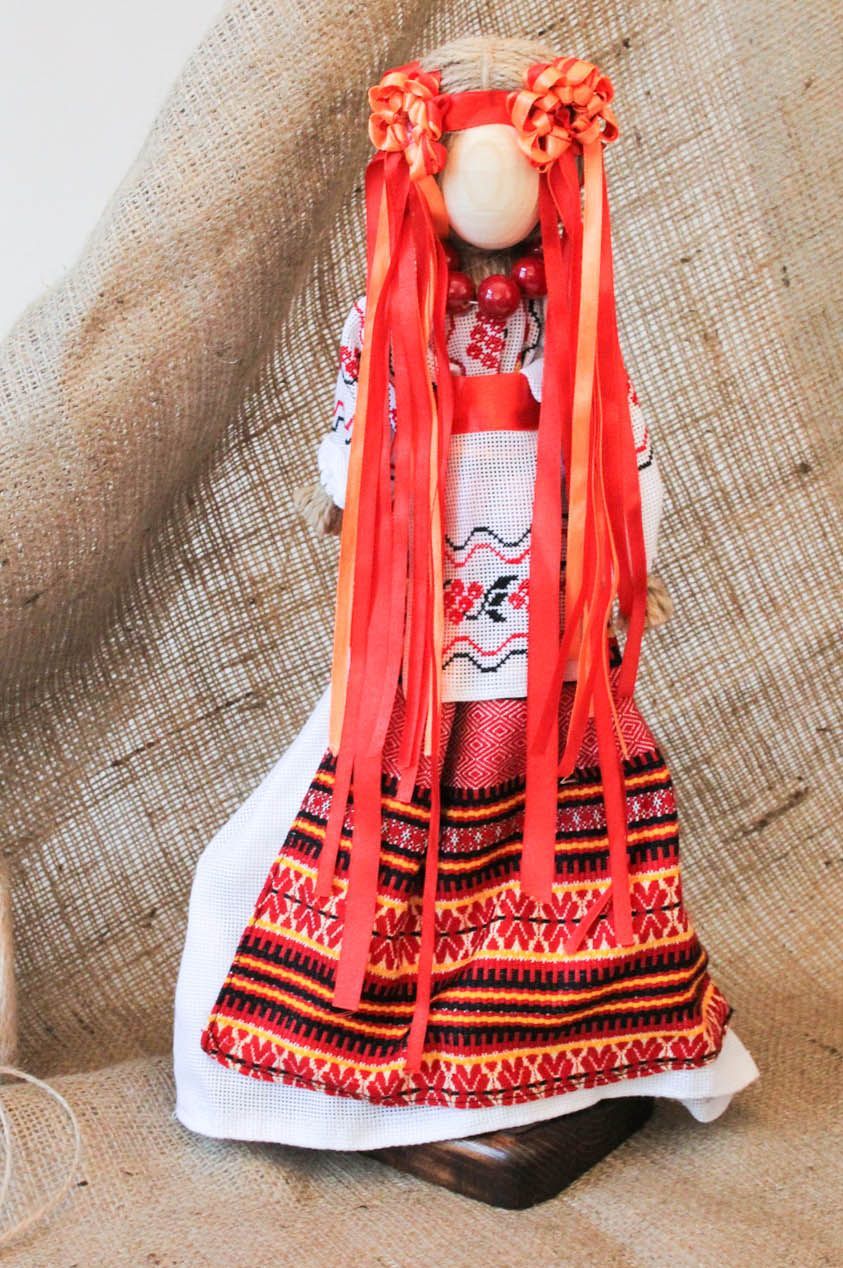 Boneca-motanka étnica Protectora feita à mão de tecidos naturais foto 5