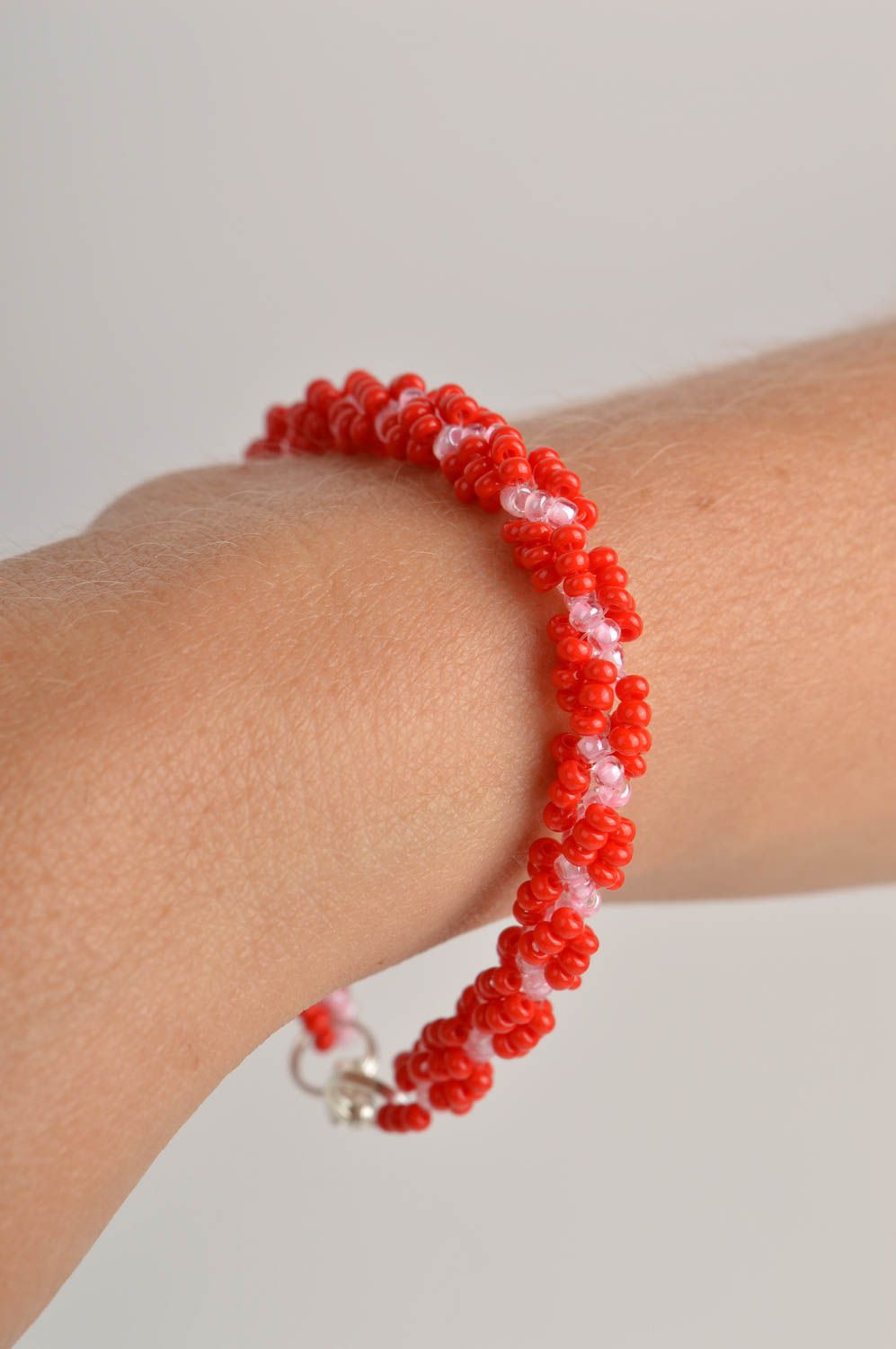Bracelet fin Bijou fait main rouge en perles de rocaille Cadeau enfant photo 2