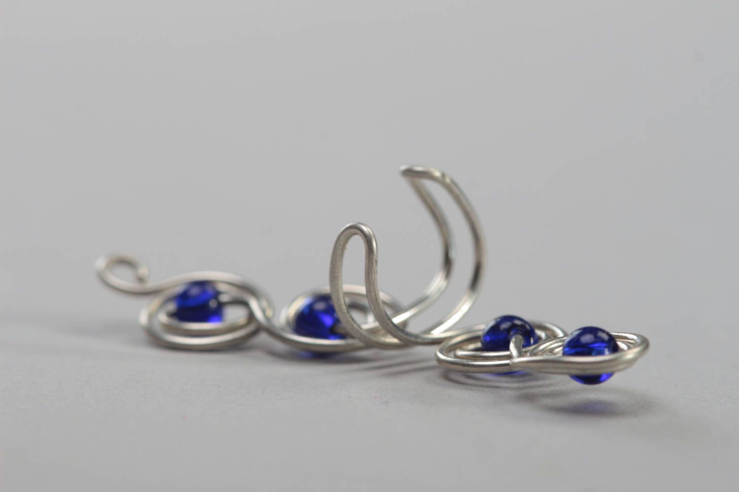 Boucle d'oreille ear cuff en métal avec perles de verre bleues faite main photo 4