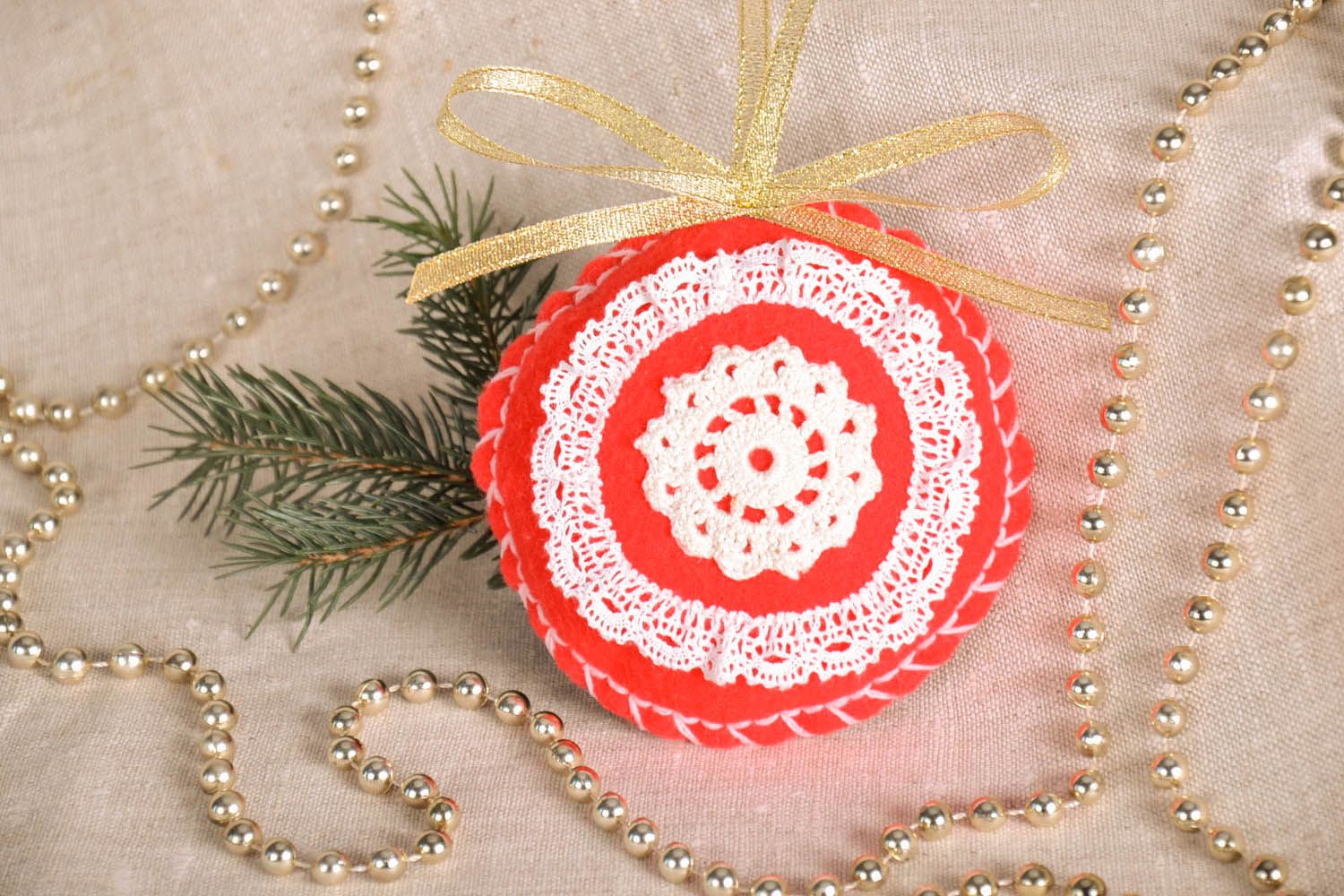 Brinquedo de Natal artesanal de cor vermelho e branco decorado com bordado à mão foto 1