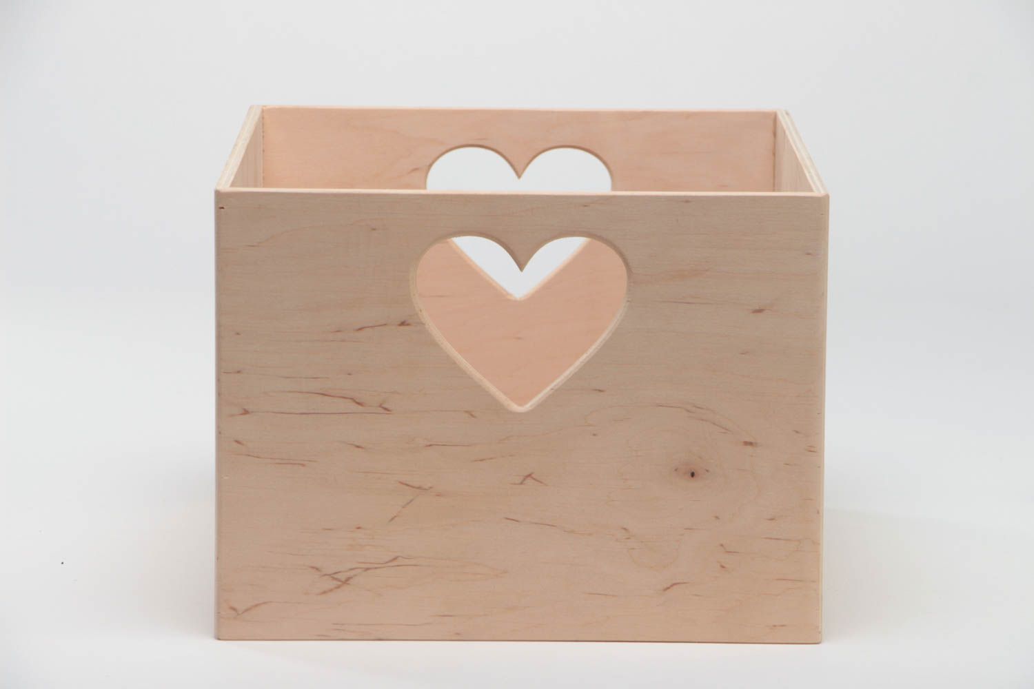 Boîte de rangement en bois brut avec cœurs découpés originale faite main  photo 2
