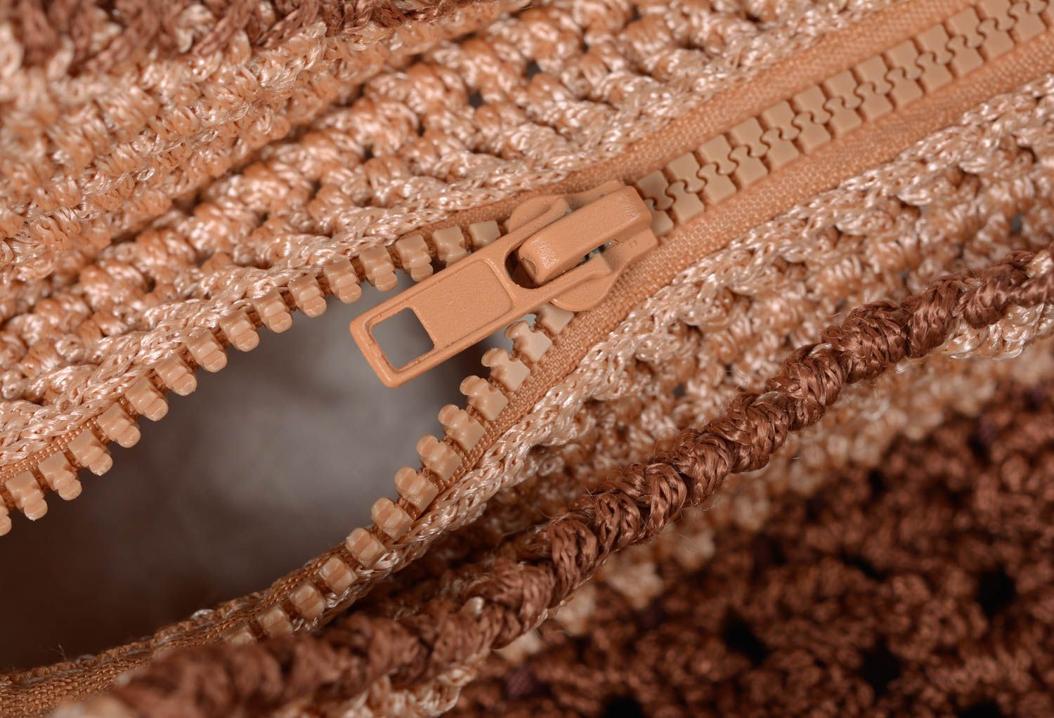 Bolso tejido a ganchillo artesanal de color marrón y beige con forro para mujer foto 5