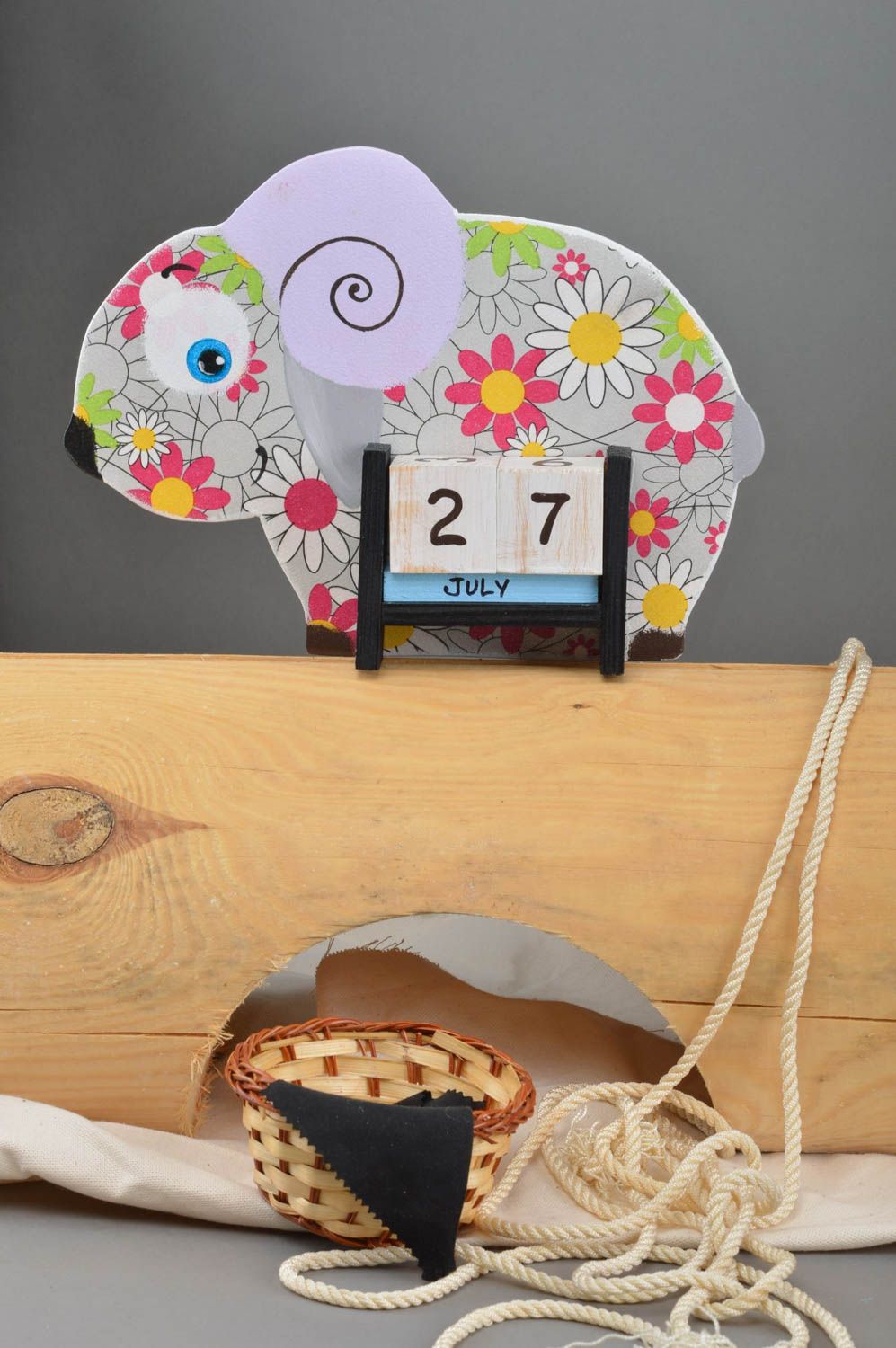 Schöner gemusterter lustiger handmade Tischkalender aus Holz Lamm mit Blumen foto 1
