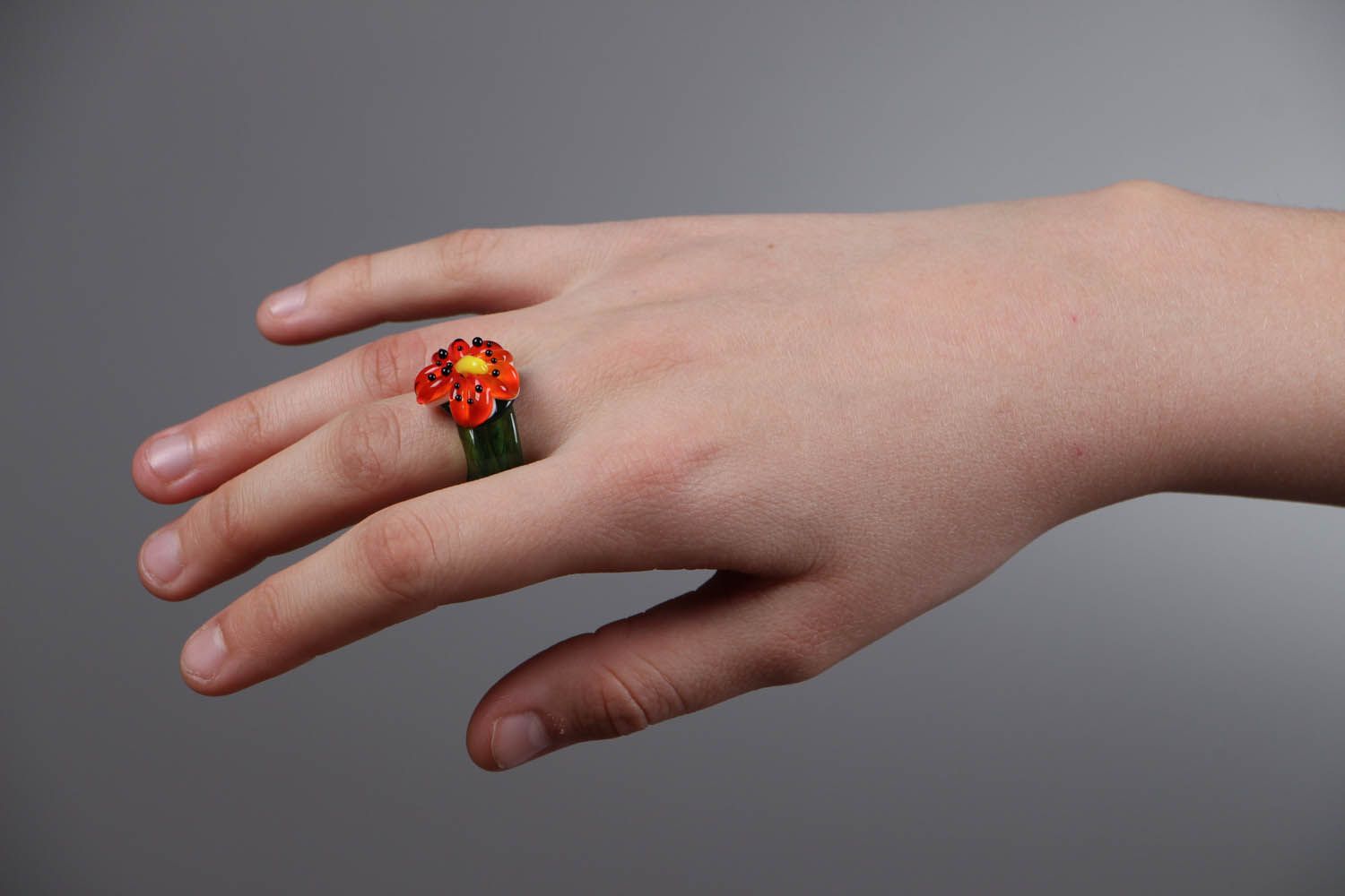 Стеклянное кольцо в технике лэмпворк Лилия фото 4