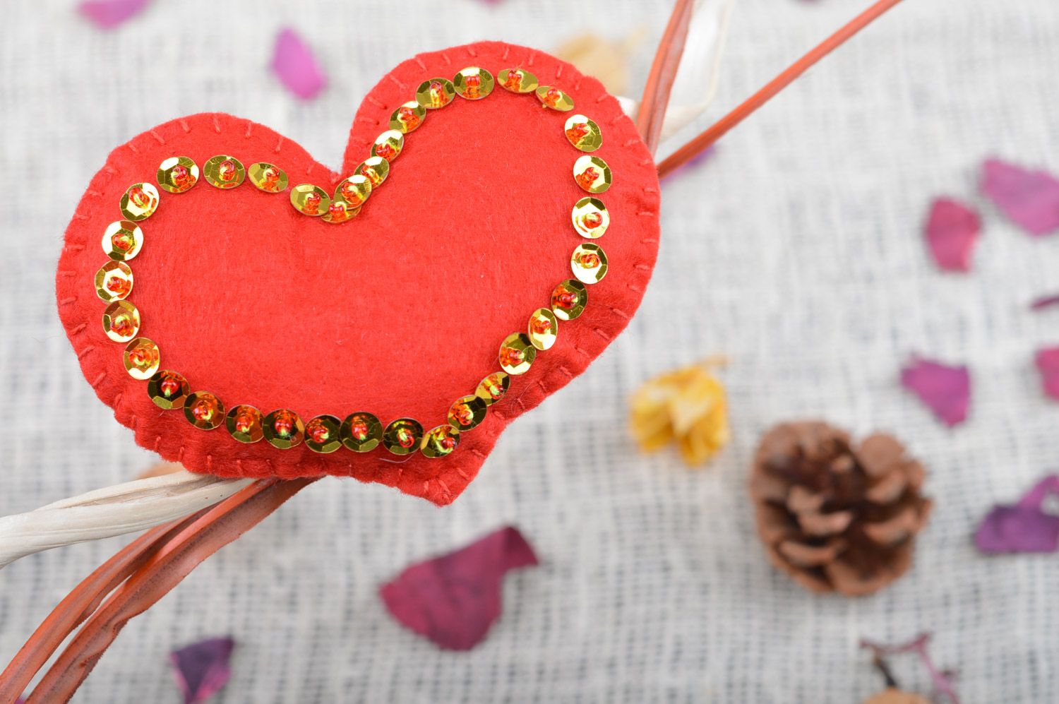 Corazón decorativo de fieltro artesanal con lentejuelas para decorar casa rojo foto 5