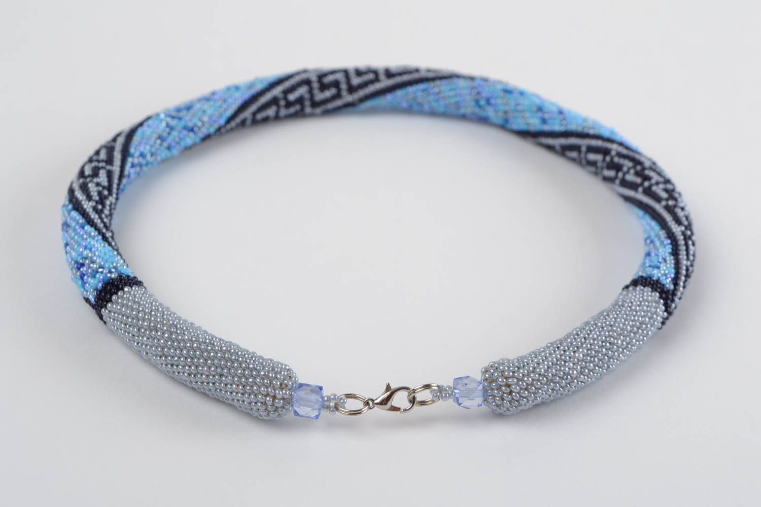 Голубое ожерелье из бисера ручной работы с геометрическим орнаментом красивое фото 5