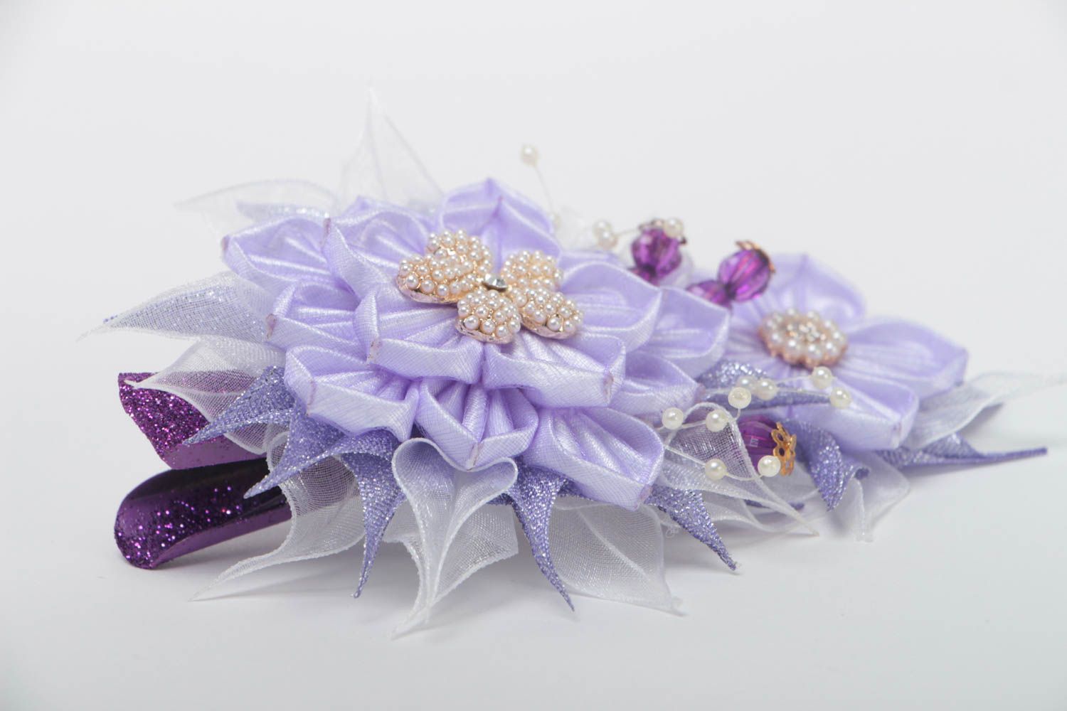 Schöne Kanzashi Haarspange aus Bändern Blume für Frauen künstlerische Handarbeit foto 3