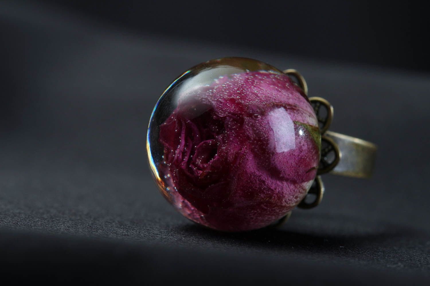 Кольцо с розой в эпоксидной смоле фото 3