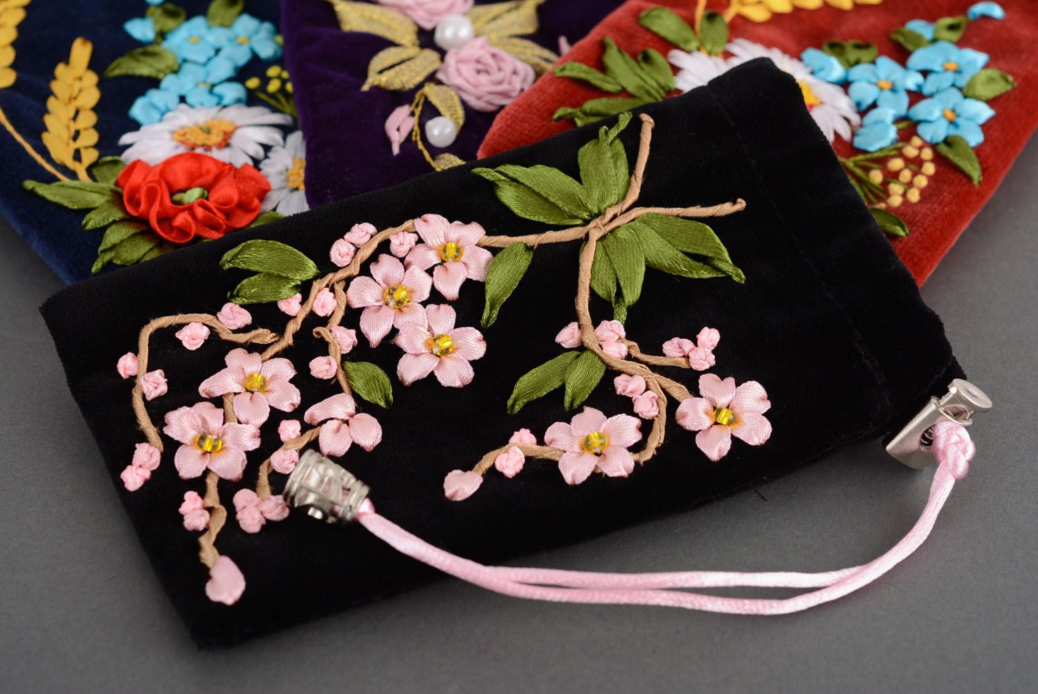 Capa para celular feita à mão com bordados Sakura foto 4