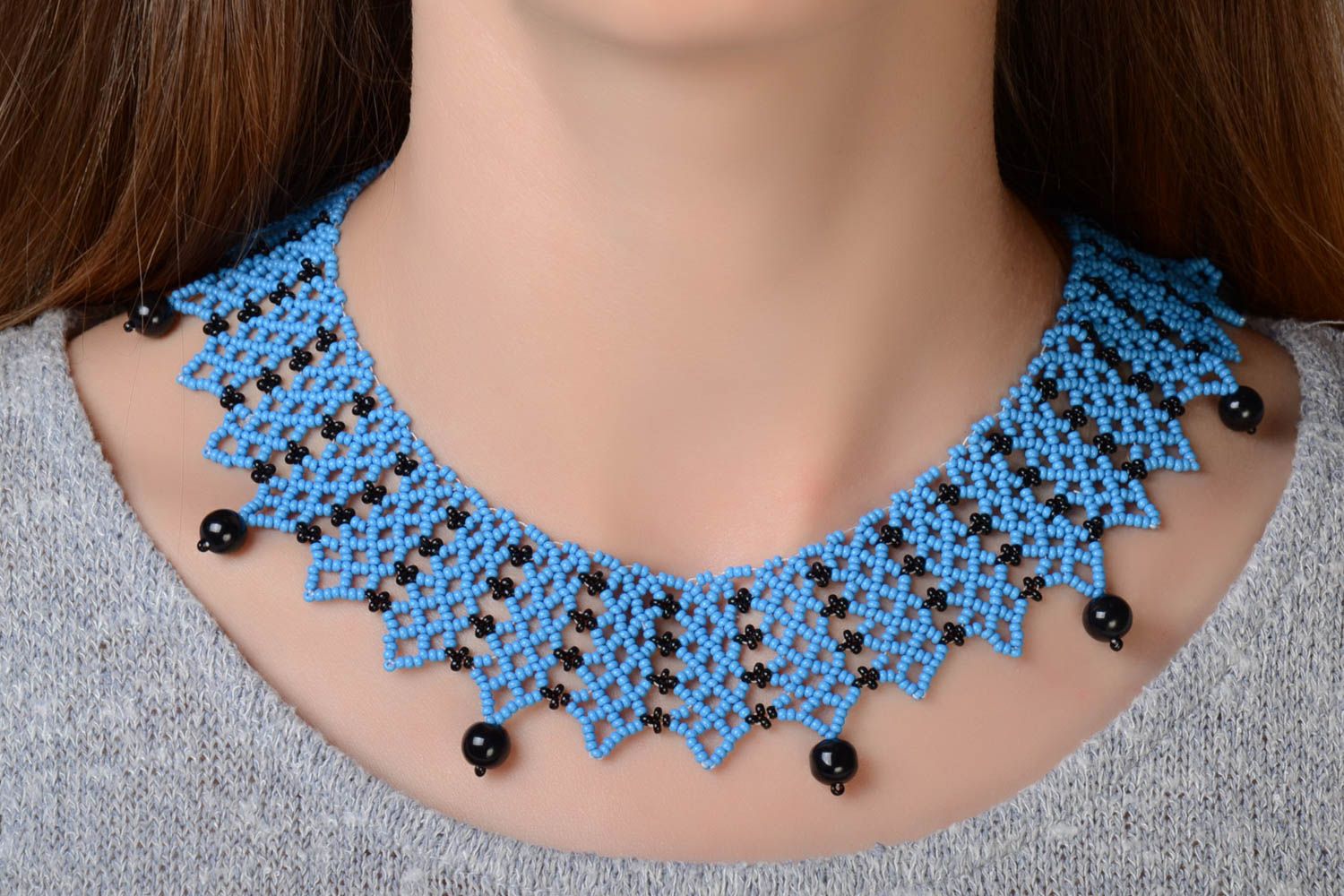 Ожерелье из бисера голубое с черным красивое стильное необычное ручной работы фото 1