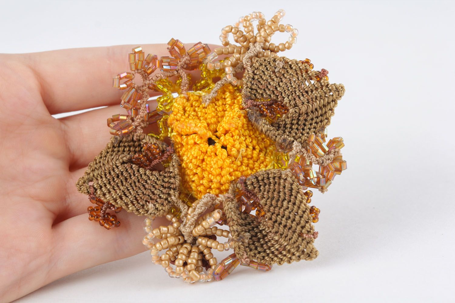 Broche faite main en forme de fleur photo 4
