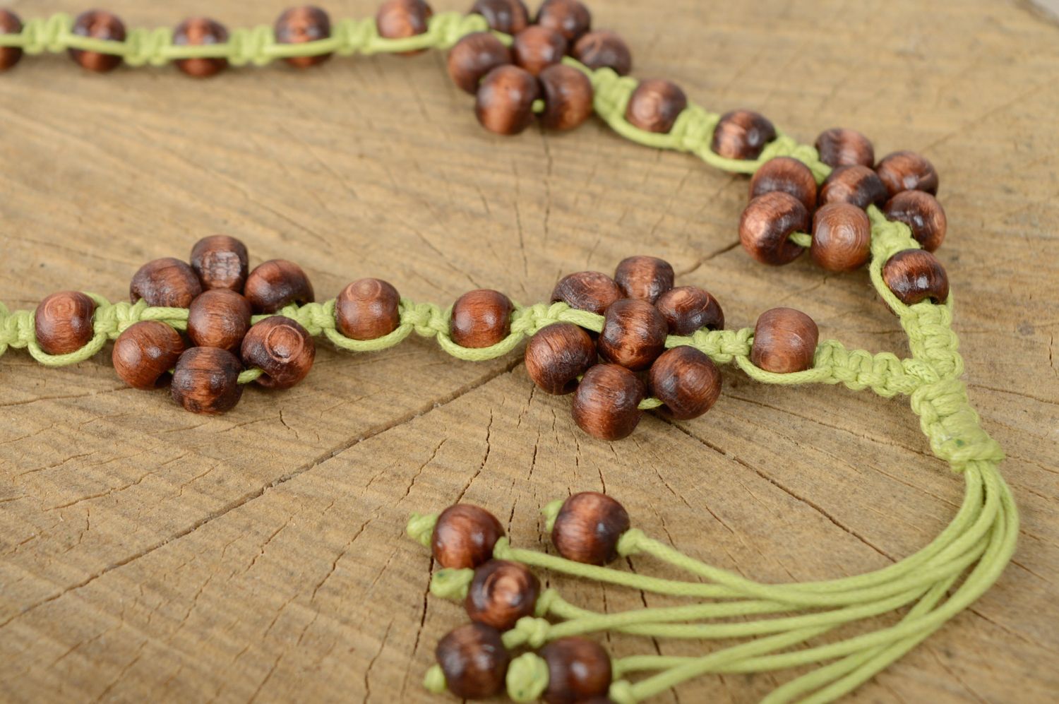 Long collier en macramé vert et marron avec perles de bois fait main pour femme photo 2