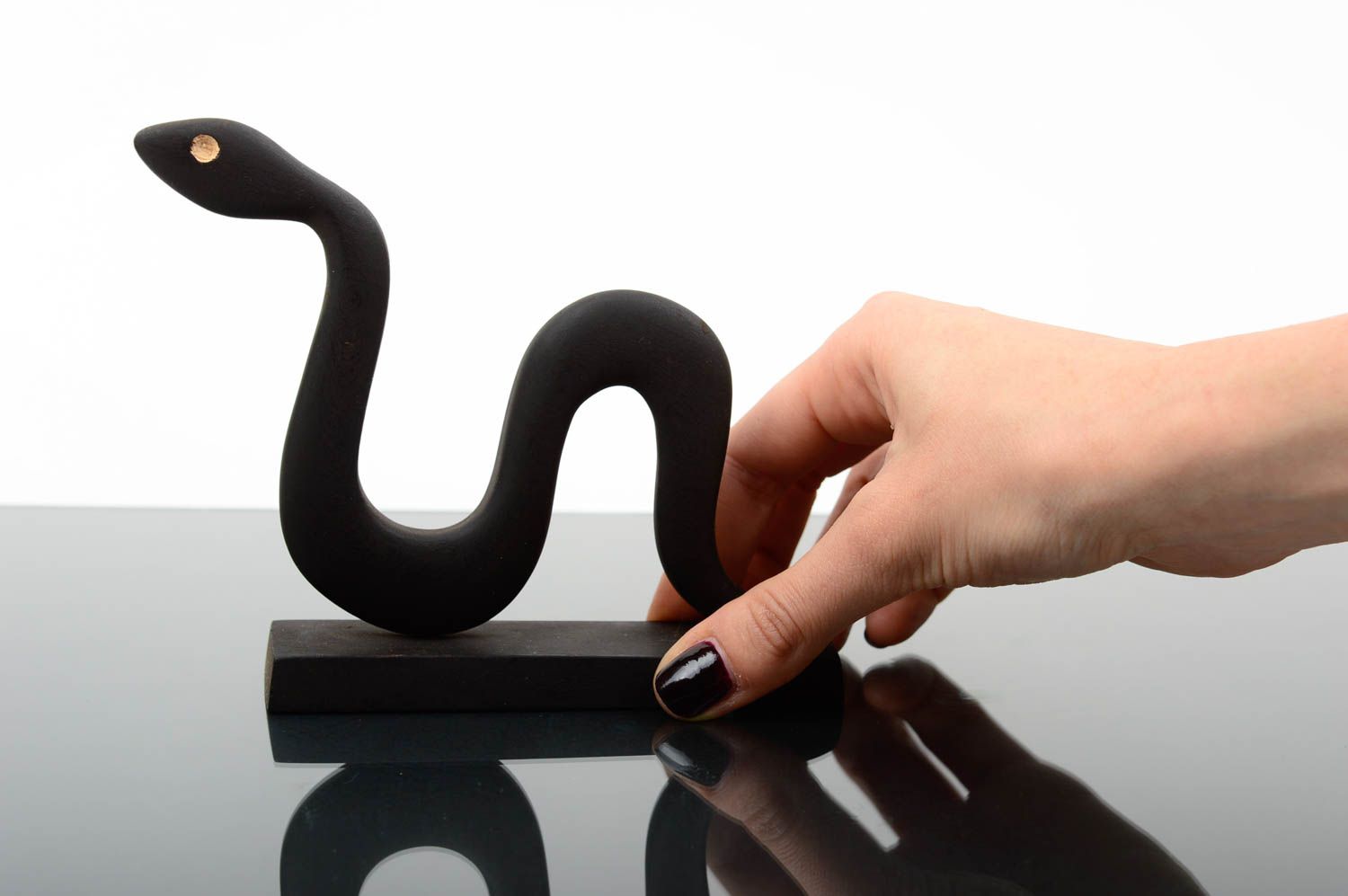 Statuette serpent fait main Figurine en bois de frêne noire Déco maison photo 5