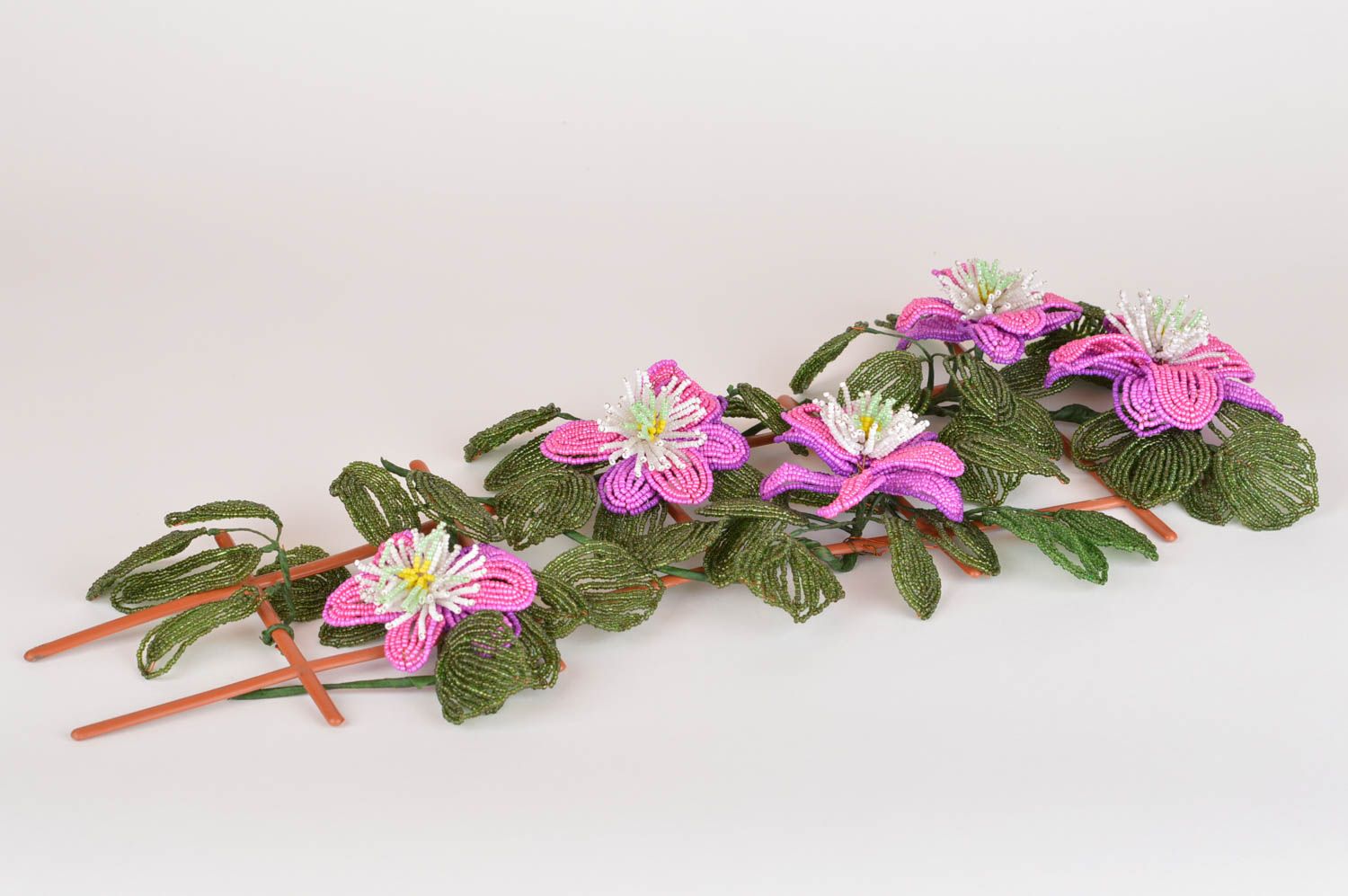 Цветы из бисера искусственные лилии ручной работы для настенного декора дома фото 5