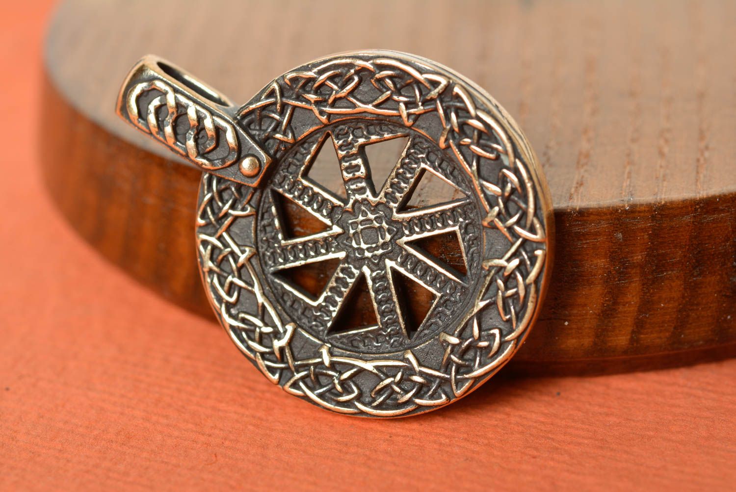 Ciondolo di bronza decorativo fatto a mano pendente etnico amuleto di metallo
 foto 4
