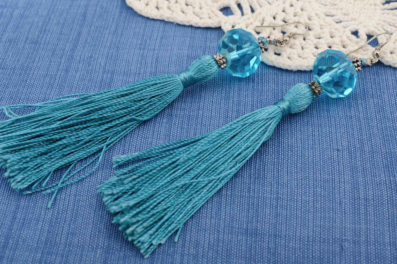 Longues boucles d'oreilles textiles franges perles de cristal bleues faites main photo 1