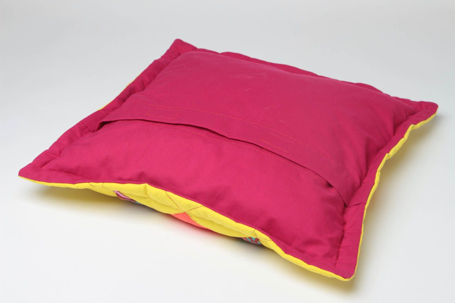 Диванная подушка в технике лоскутного шитья желтая цветная милая ручной работы фото 4