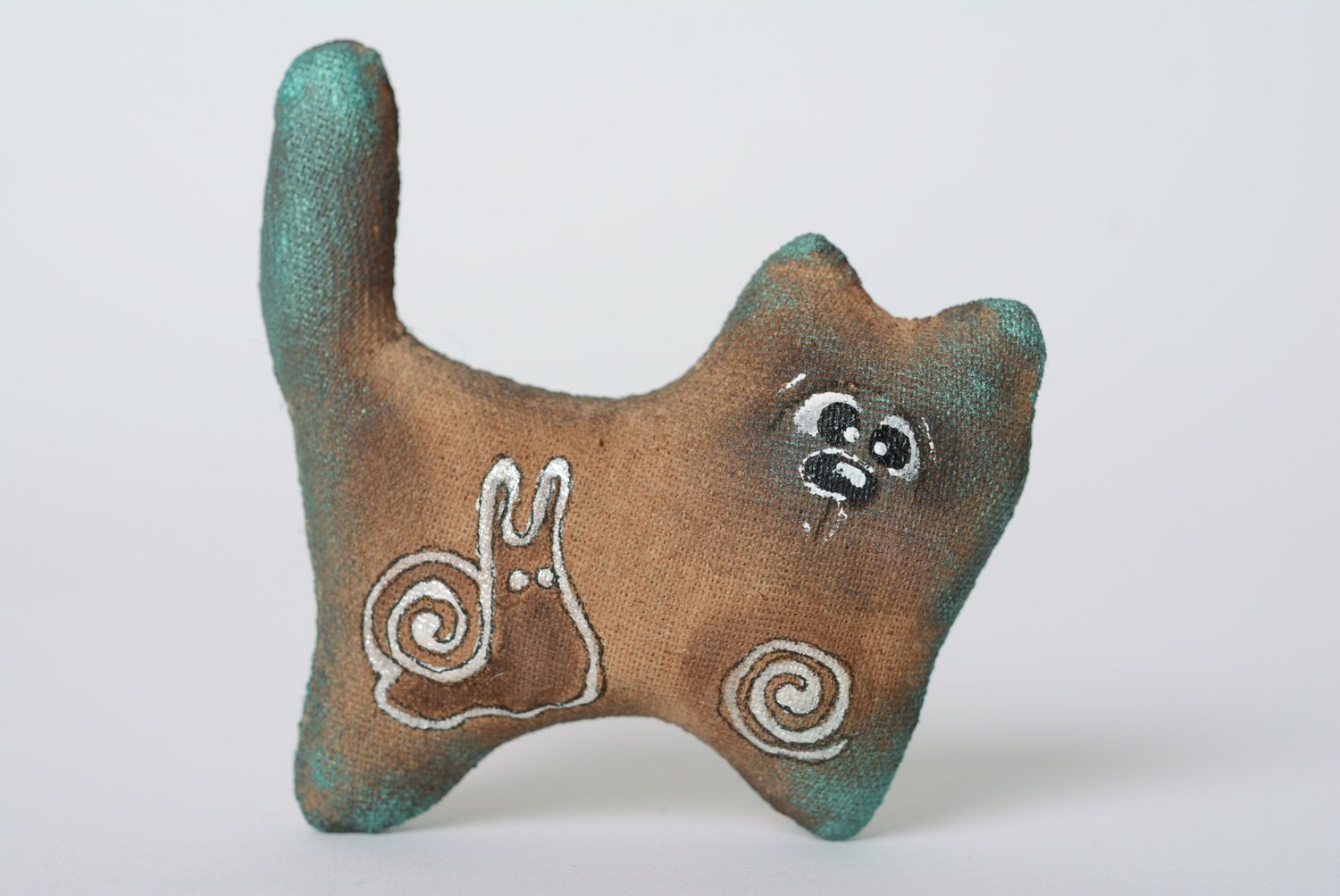 Мягкая игрушка ручной работы котик из хлопковой ткани коричневый с росписью фото 5