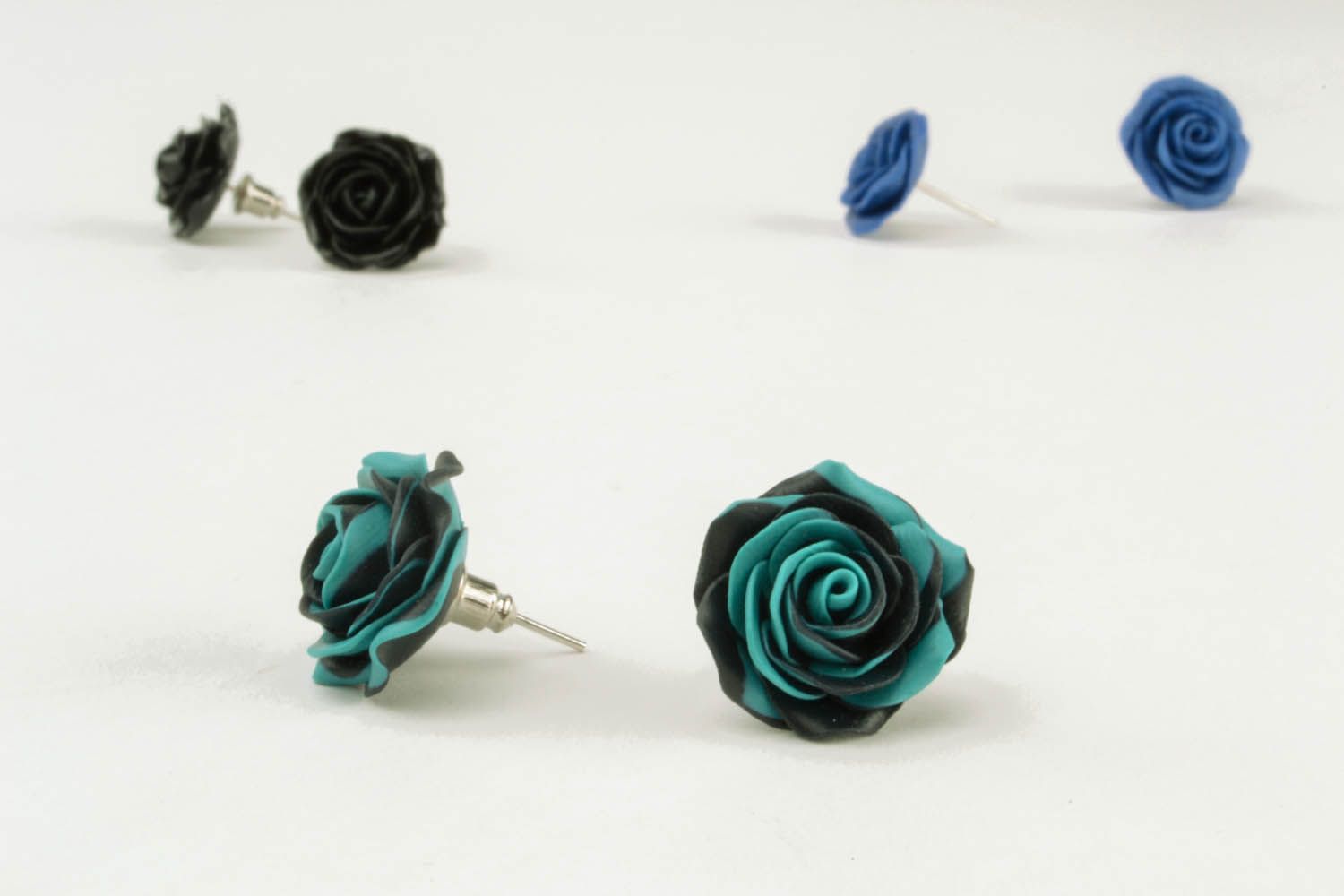Boucles d'oreilles artisanales en forme des roses photo 1