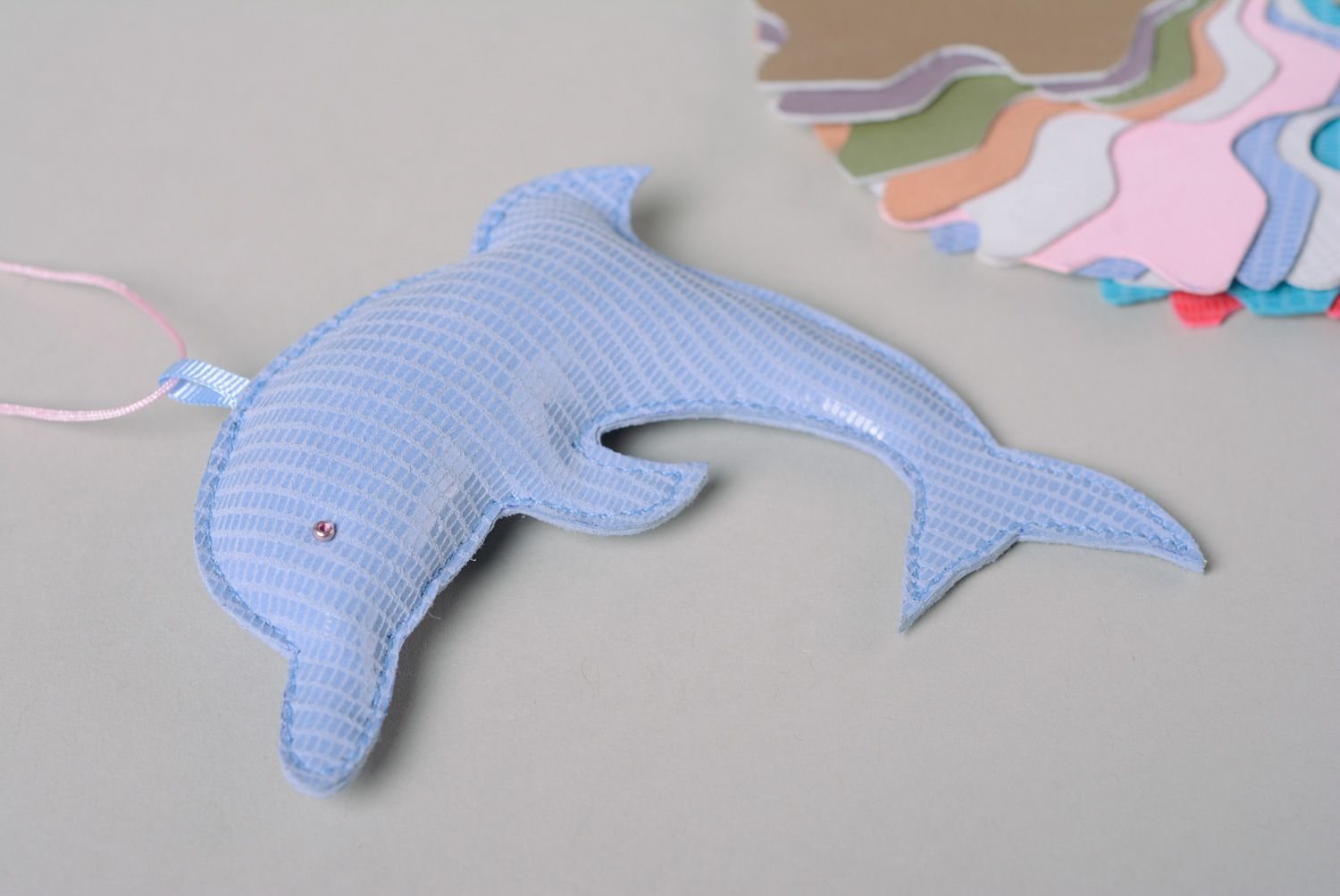 Colgante para bolsos artesanal con forma de delfín de color azul foto 5
