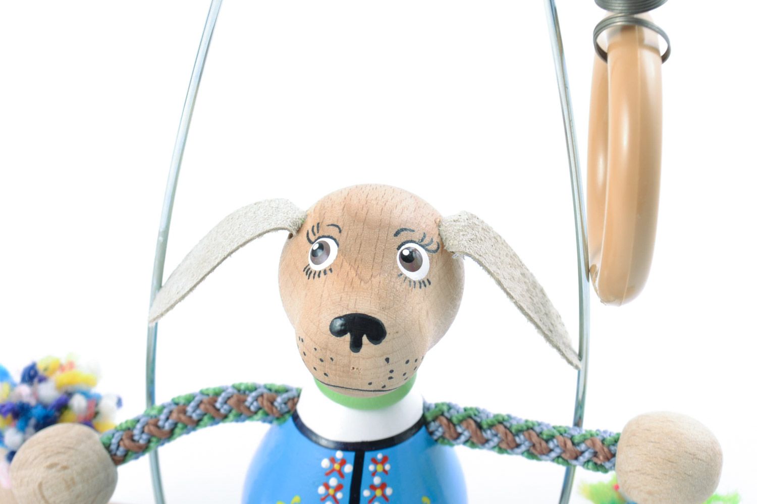 Деревянная эко-игрушка собака на лавке ручной работы с росписью детская фото 3