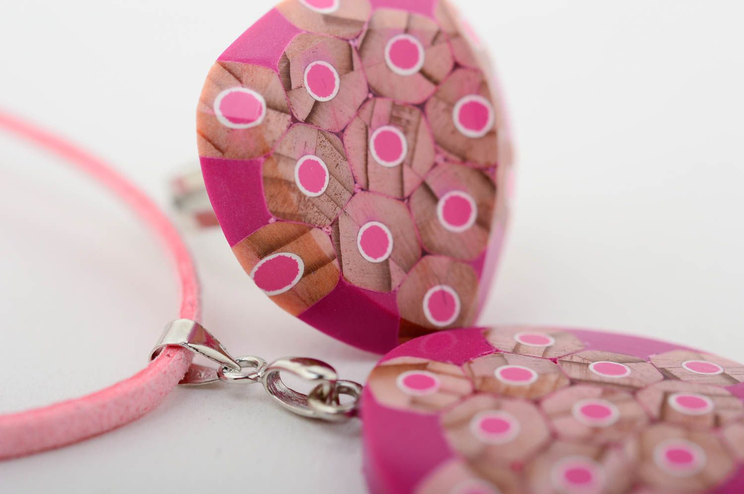Кольцо из карандашей украшения ручной работы розовые авторские подвеска на шею фото 5