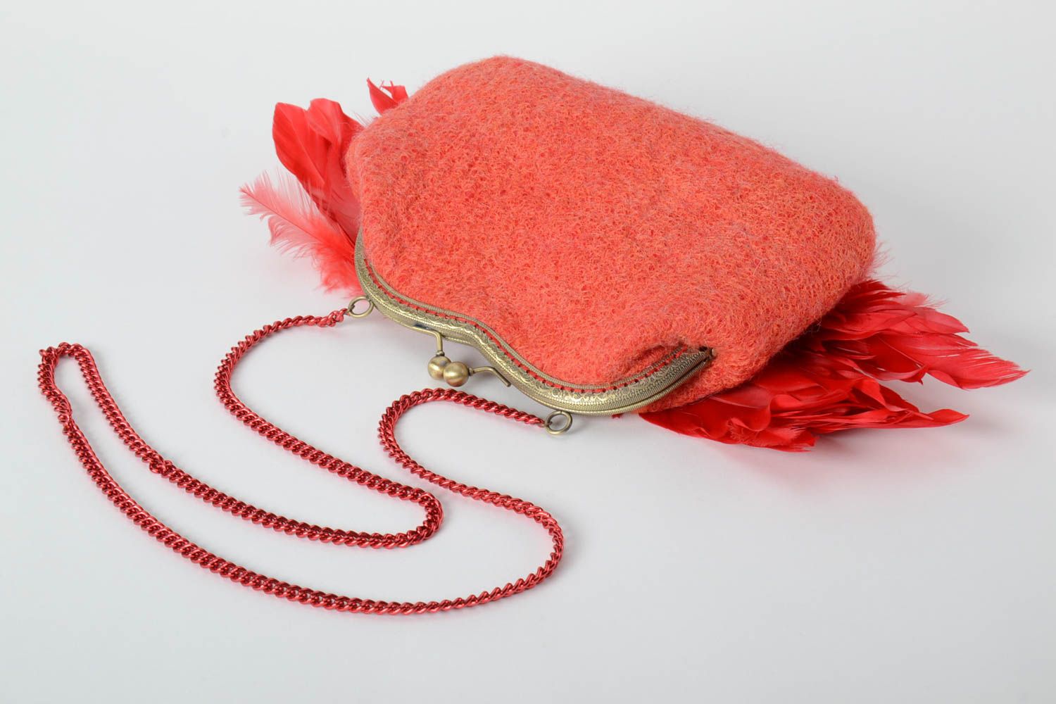 Sac clutch fait main Pochette femme rouge en laine avec plumes Accessoire femme photo 4