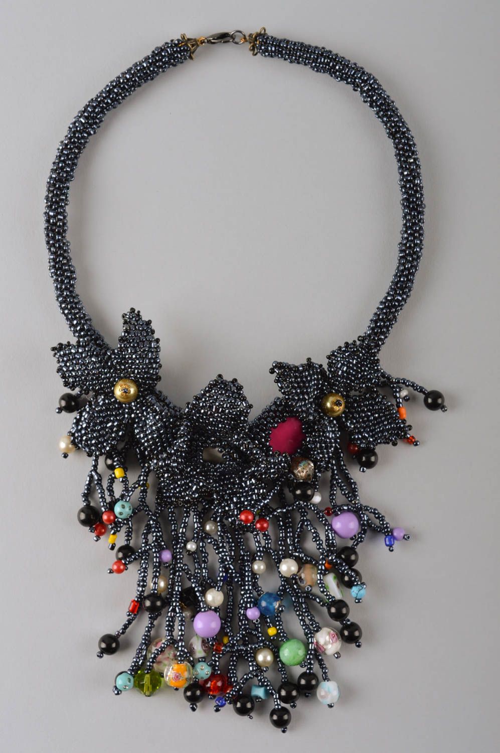 Колье из бисера украшение ручной работы ожерелье из бисера черное цветочное фото 2