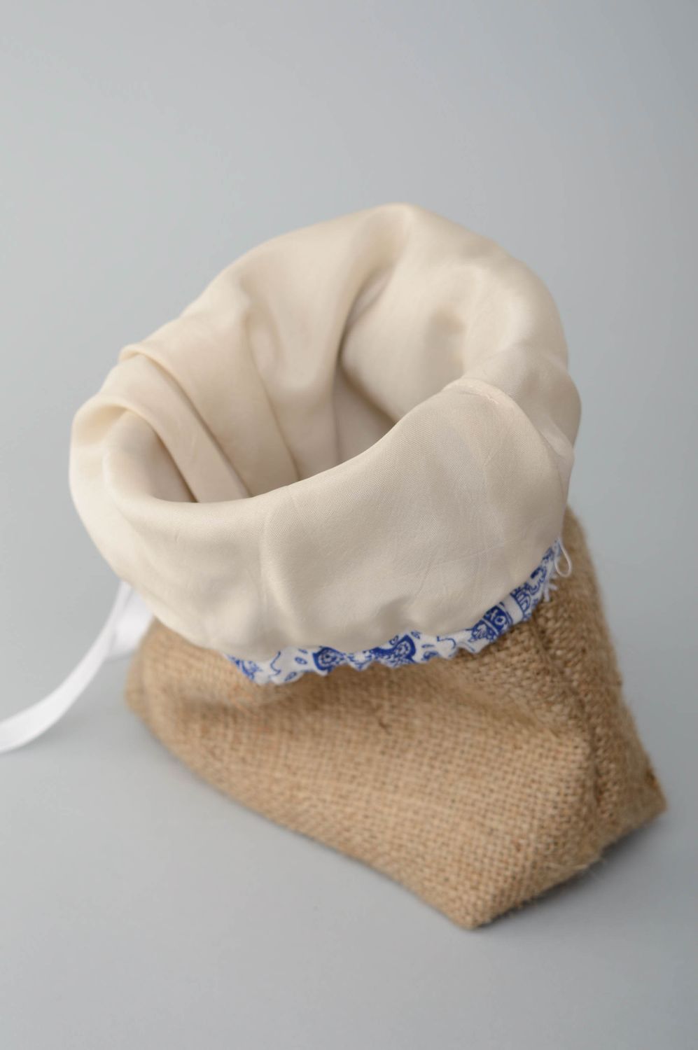 Текстильная косметичка сумка из мешковины с кружевами фото 2