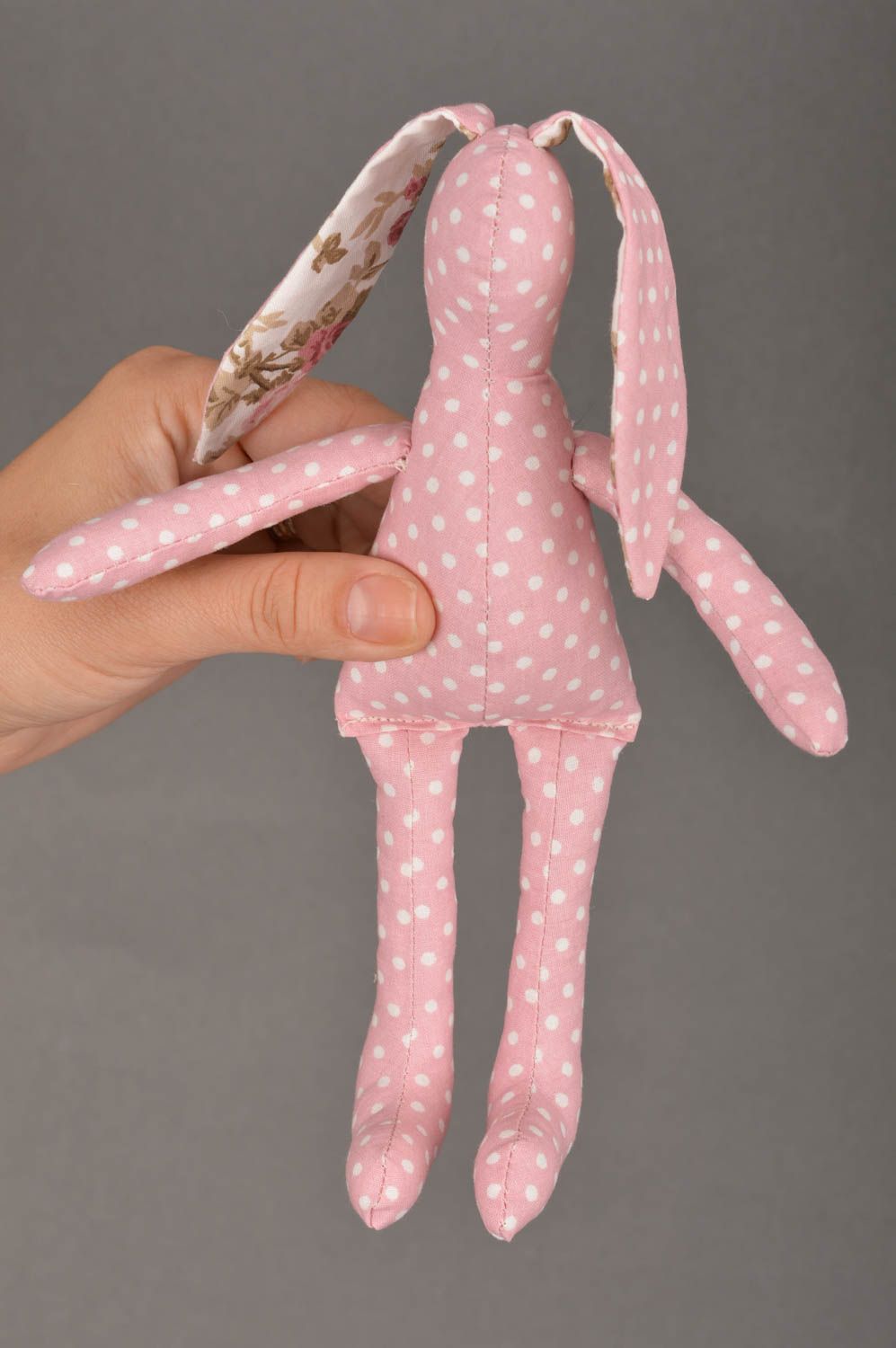 Schönes handmade Kuscheltier Hase aus Baumwollstoff rosa mit weißen Punkten foto 3