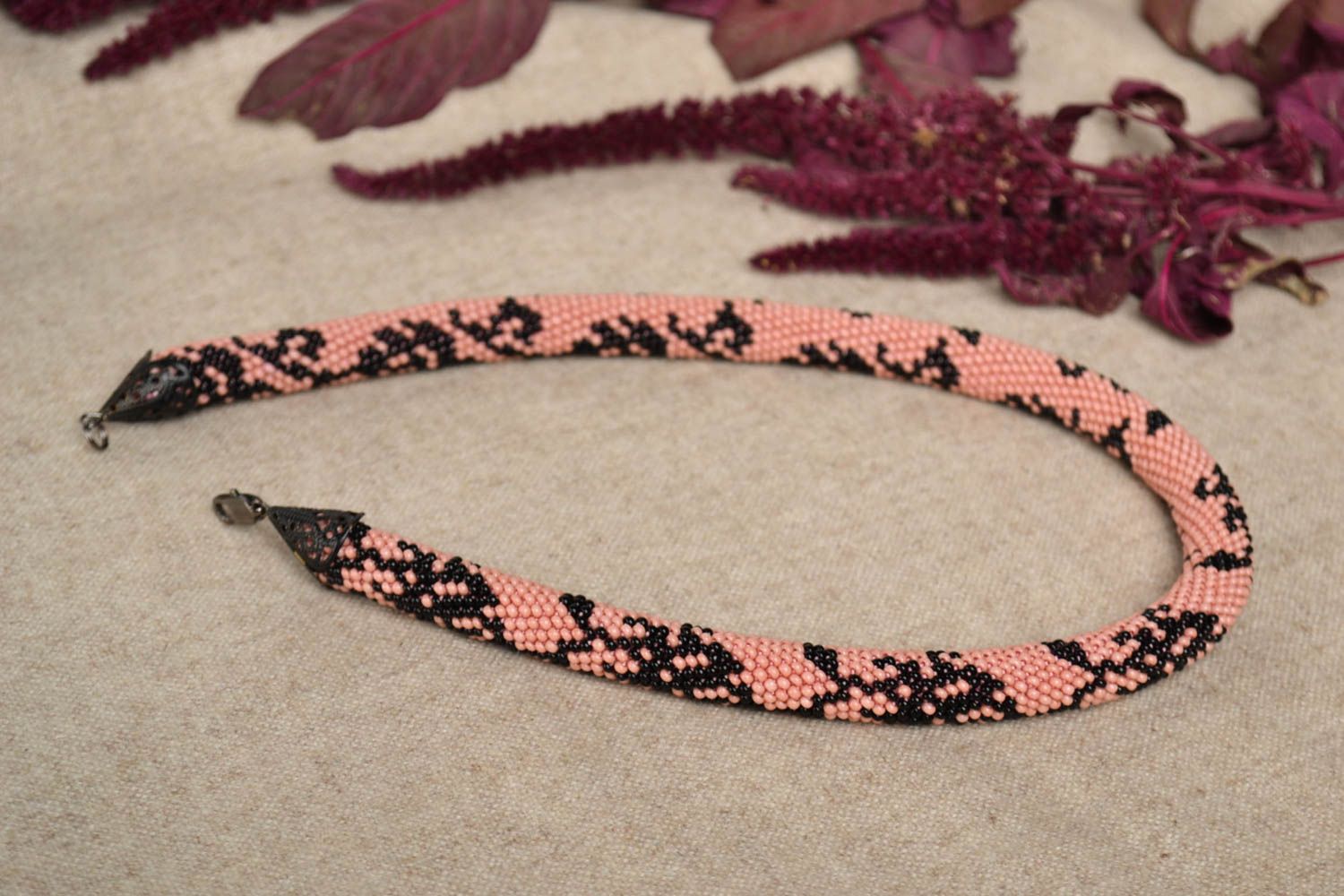 Collier spirale Bijou fait main rose noir Cadeau femme perles de rocaille photo 1